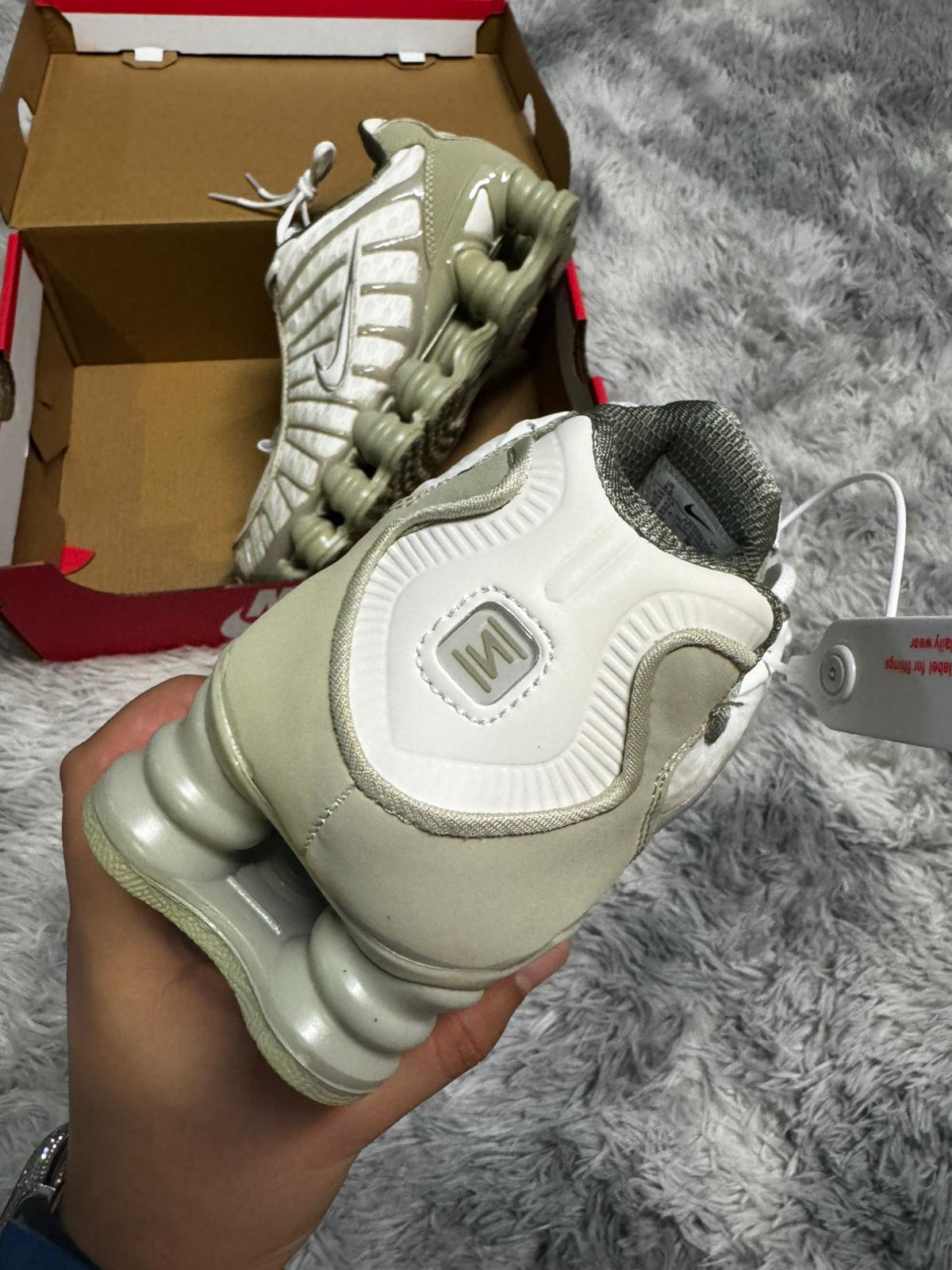 Shox crema y beige logo crema