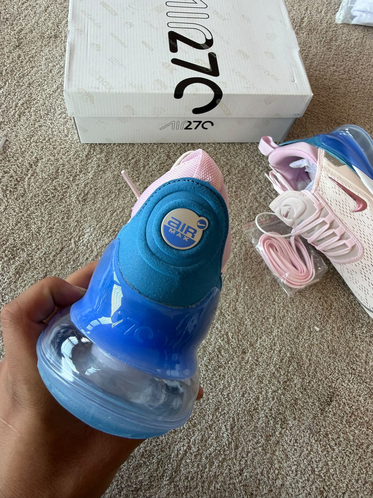 Air max 270 logo rosa detalles azules