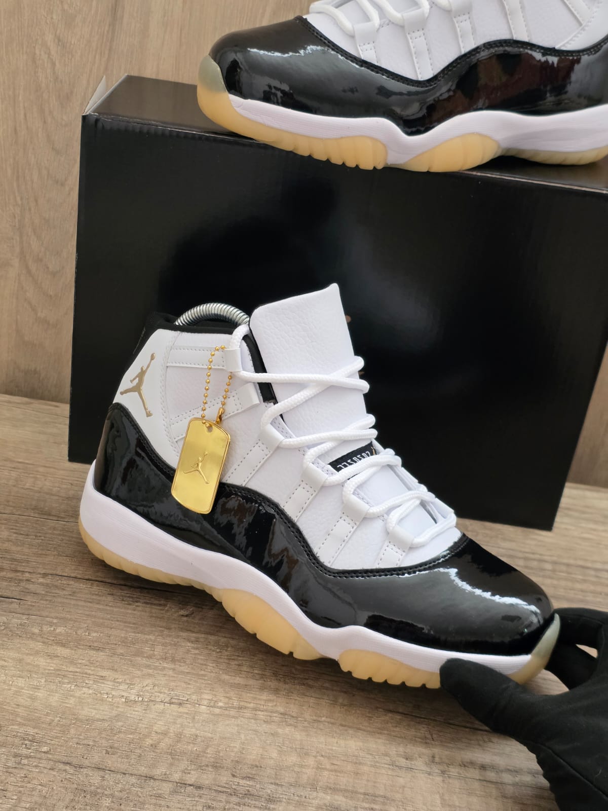 Jordan 11 negra suela blanca logo oro