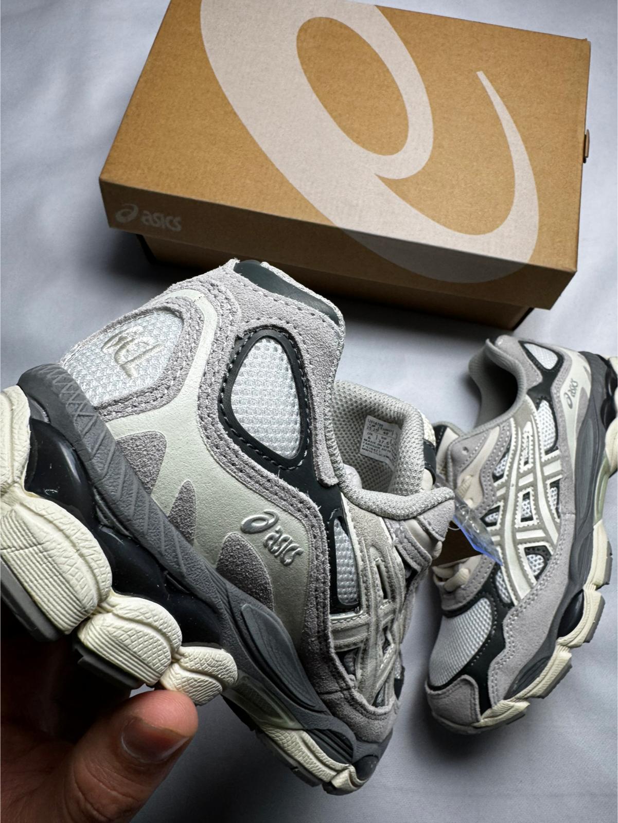 Asics beige detalles grises
