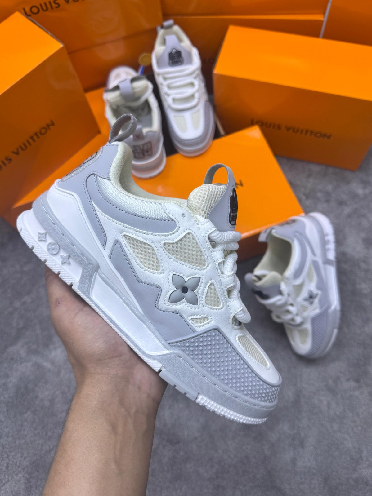 LV skate blancas y grises detalles negros