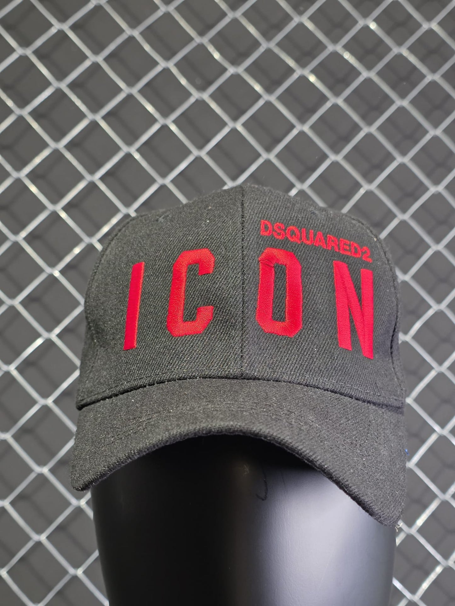 Gorra Dsquared2 gris logo rojo