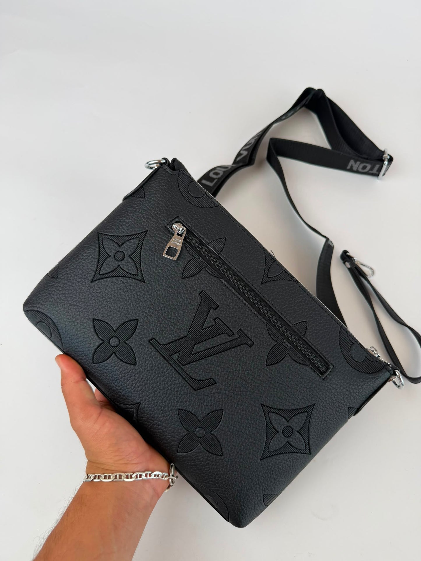 Bandolera Hombre LV logos negros