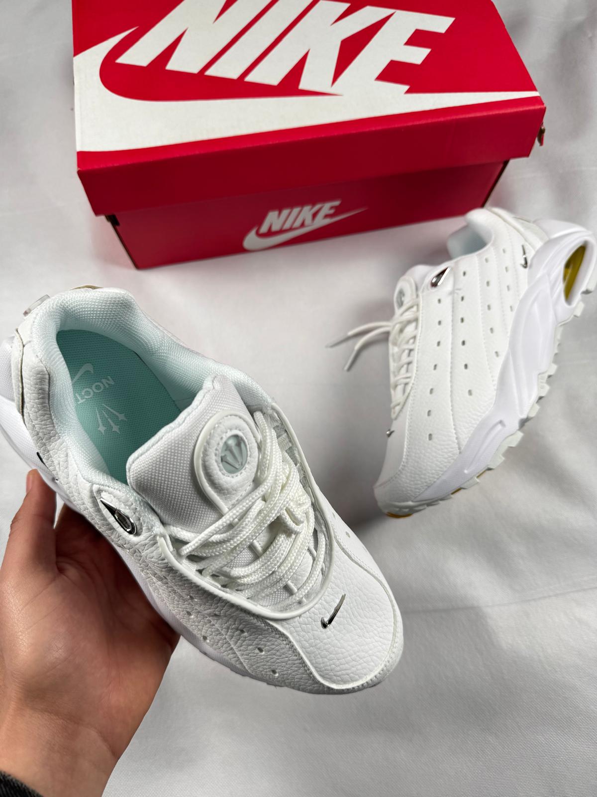 Nike nocta blanco logo plateado detalles dorados