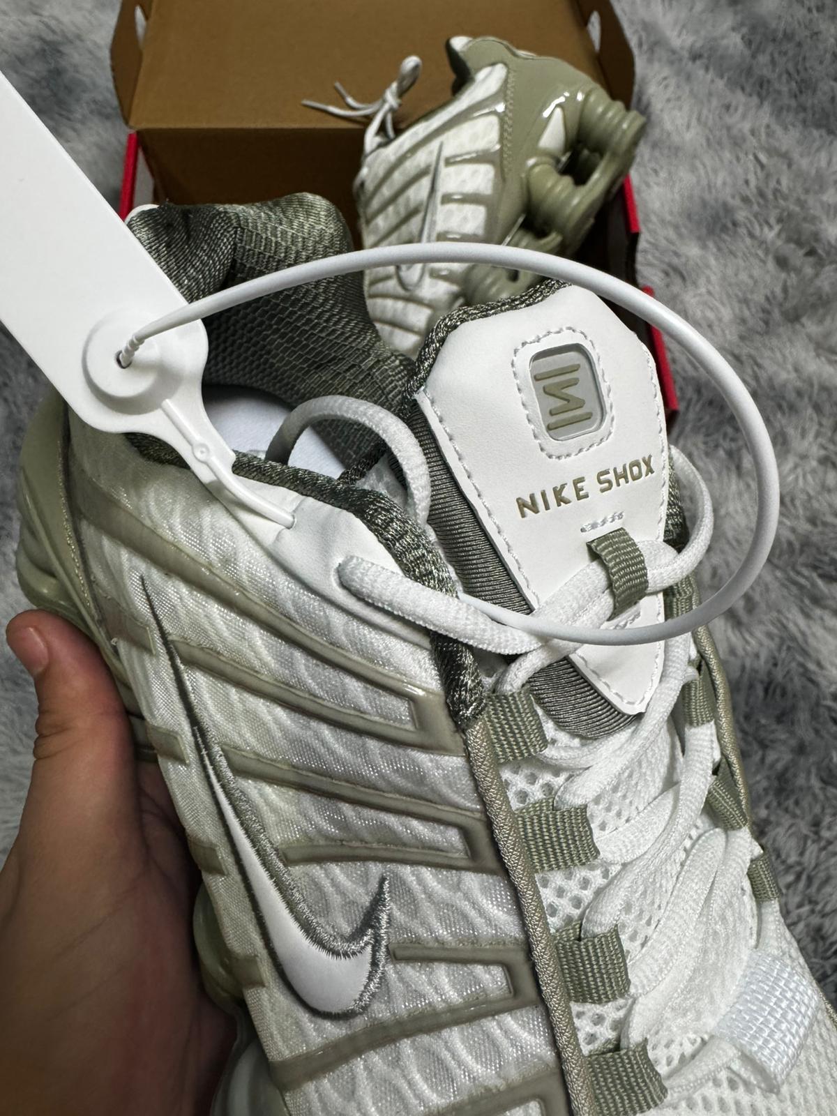 Shox crema y beige logo crema