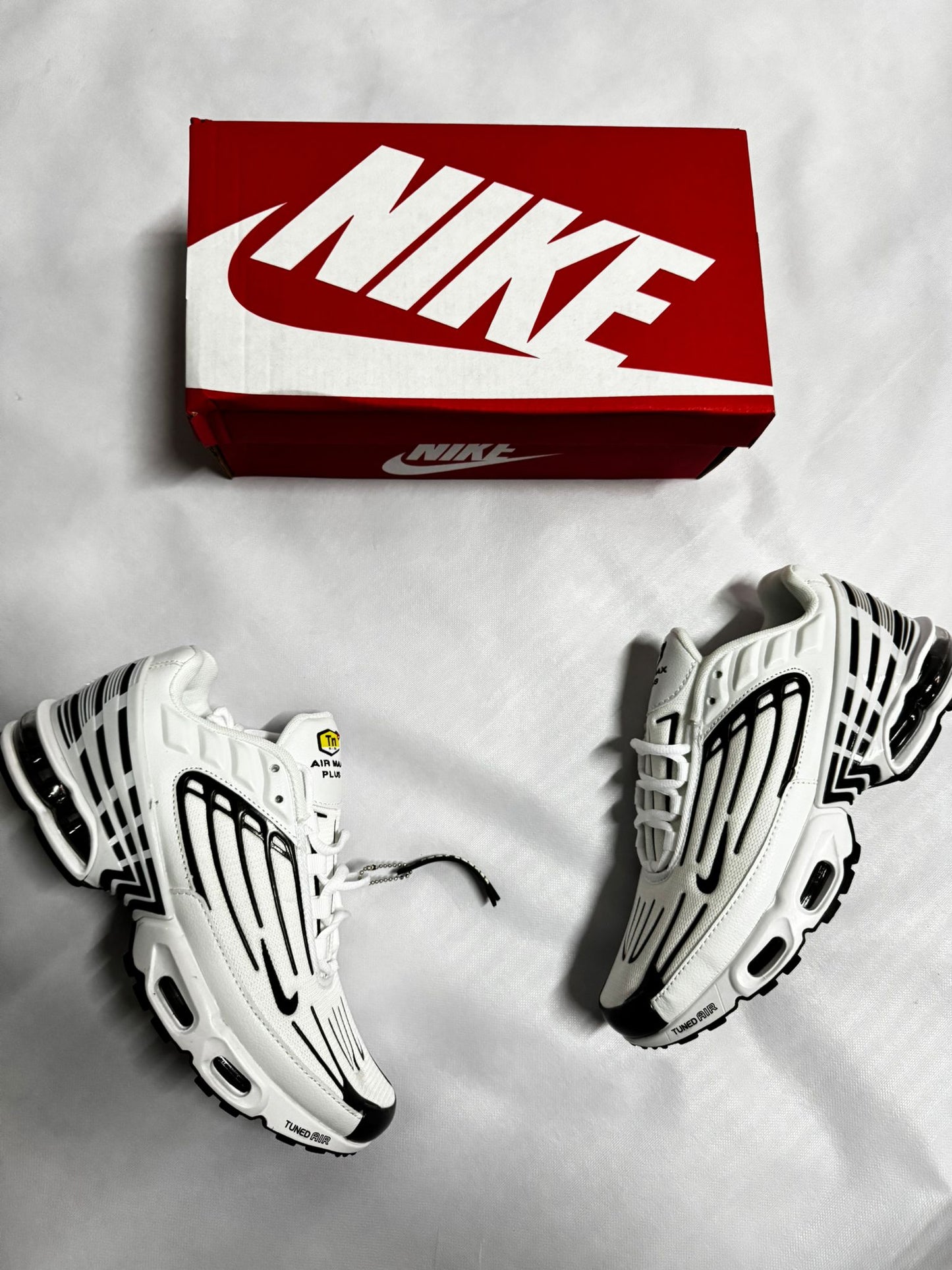 TN Tunned blancos detalles negros logo negros
