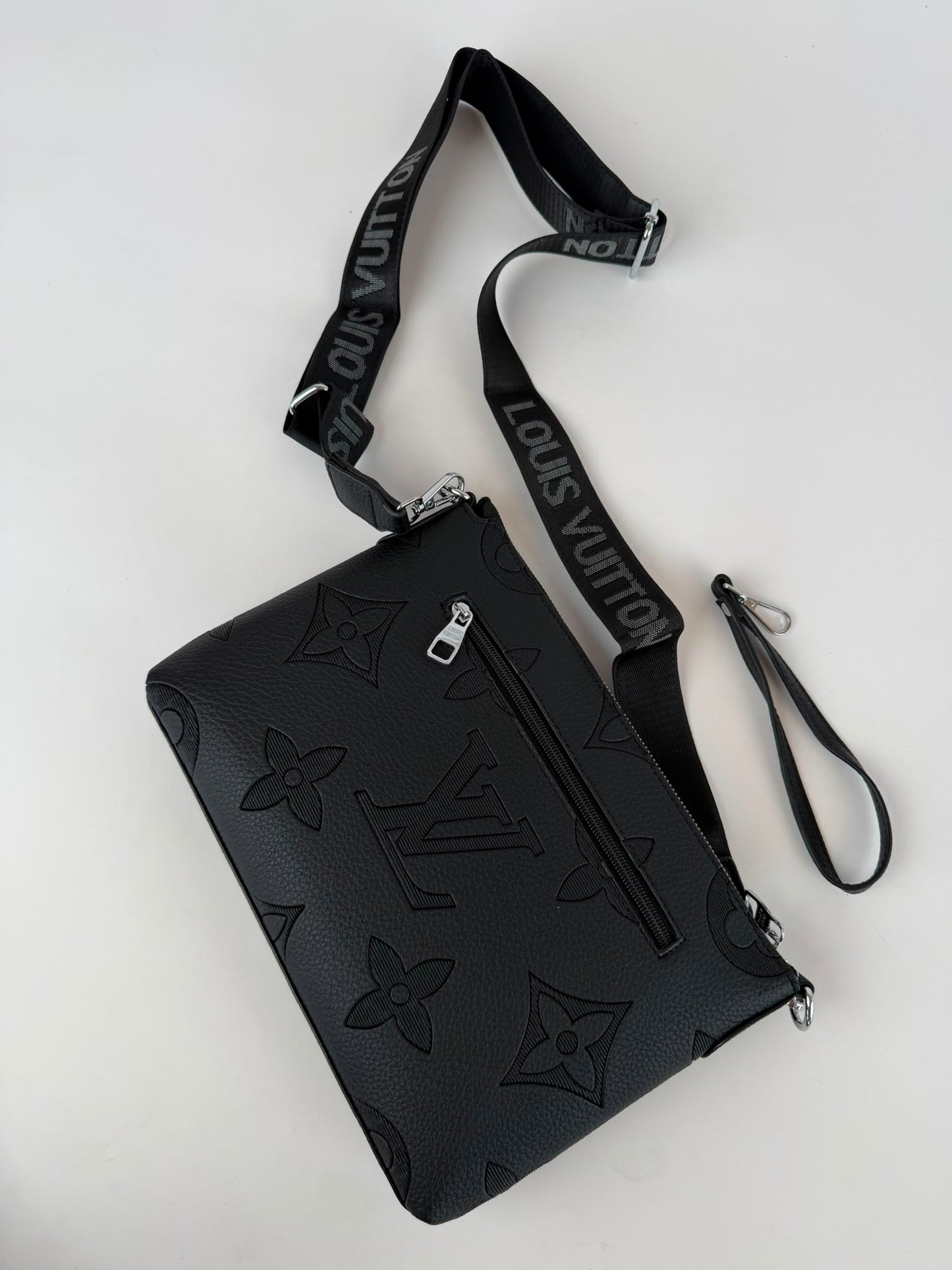 Bandolera Hombre LV logos negros