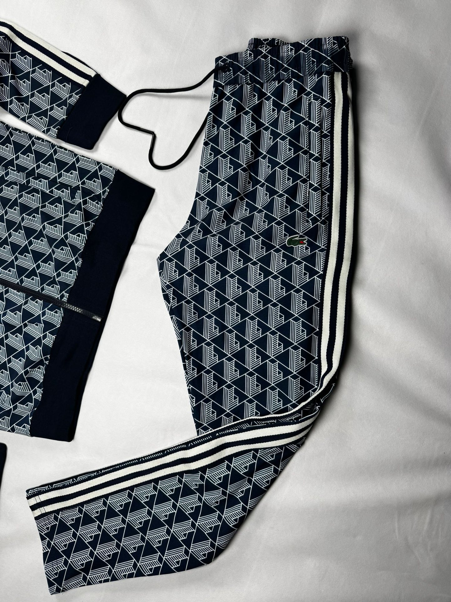 Chandal lacoste azul logo verde lineas negras y blancas