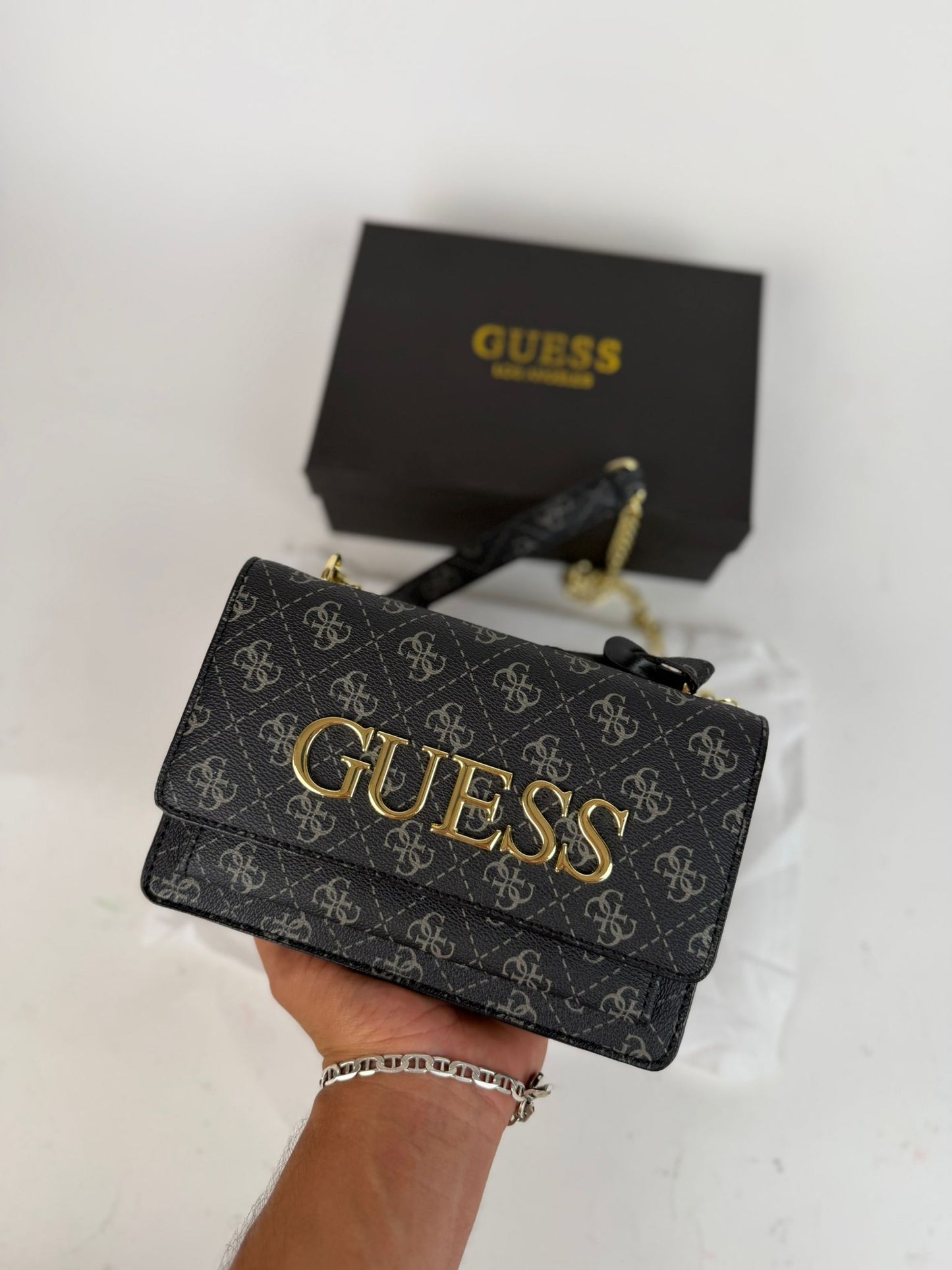 Bolso Guess negro y gris logo dorado