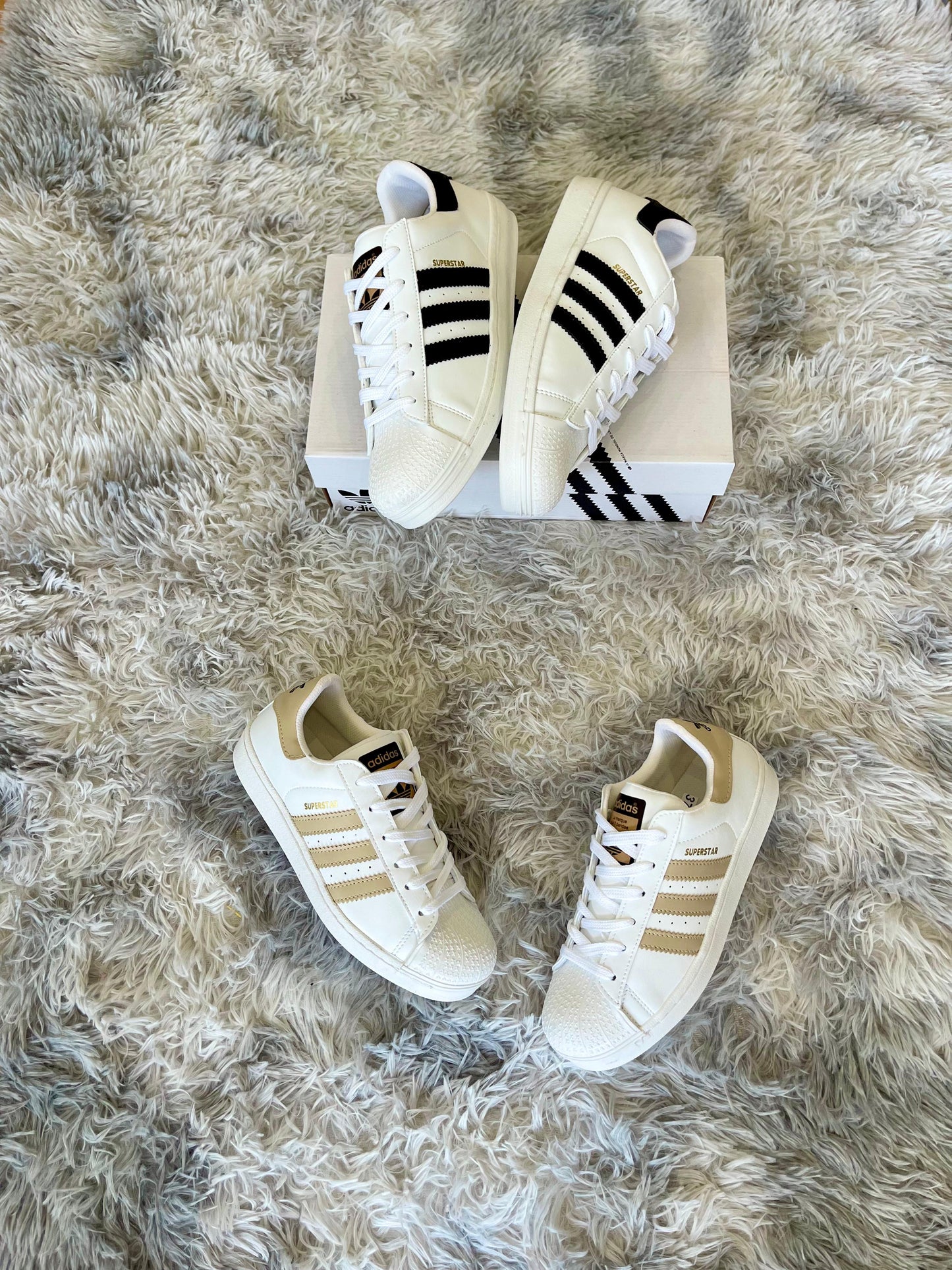 Adidas Superstar blanca y beige logo dorado