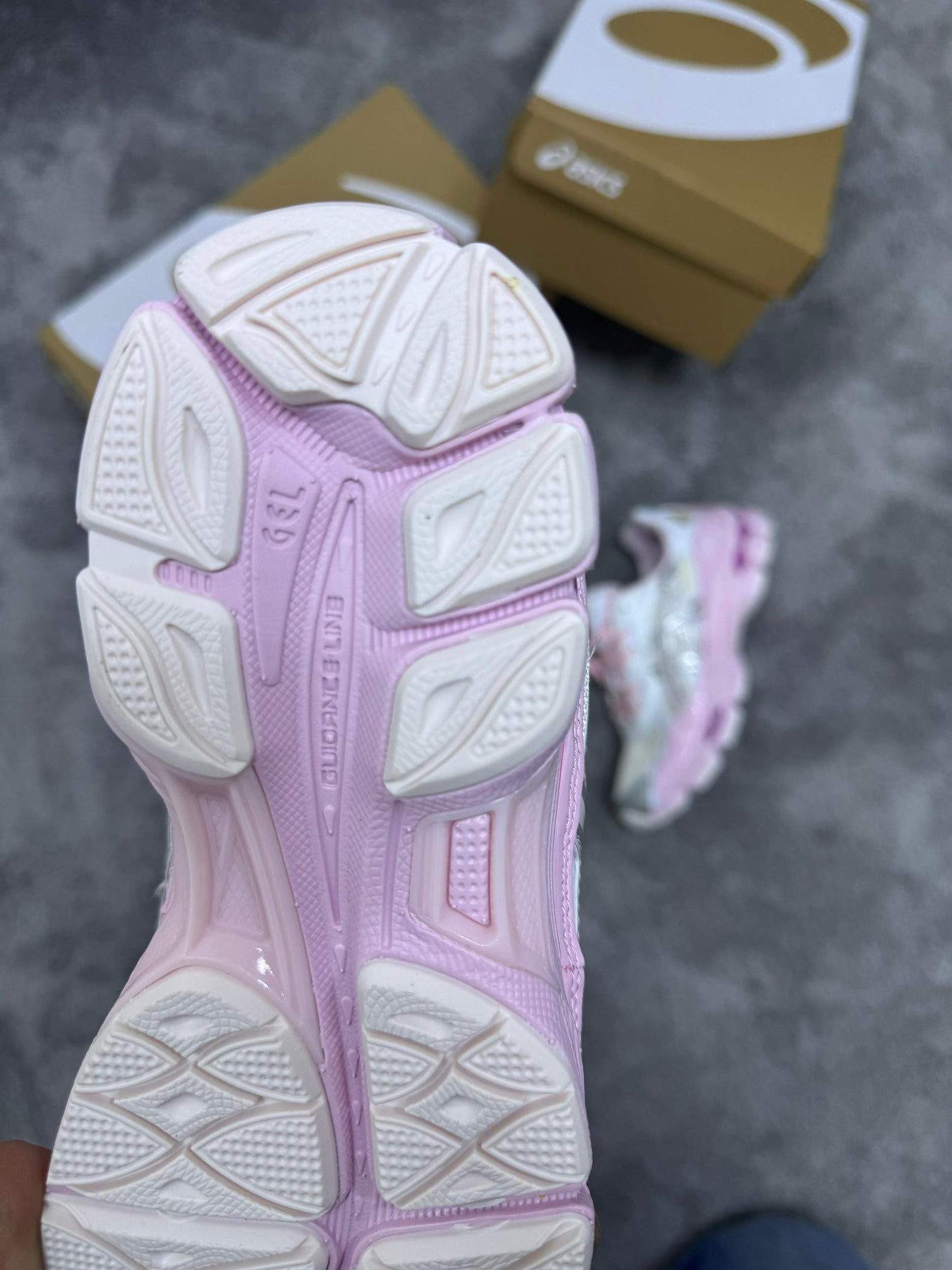 Asics GEL-NYC rosas y beige detalles blancos