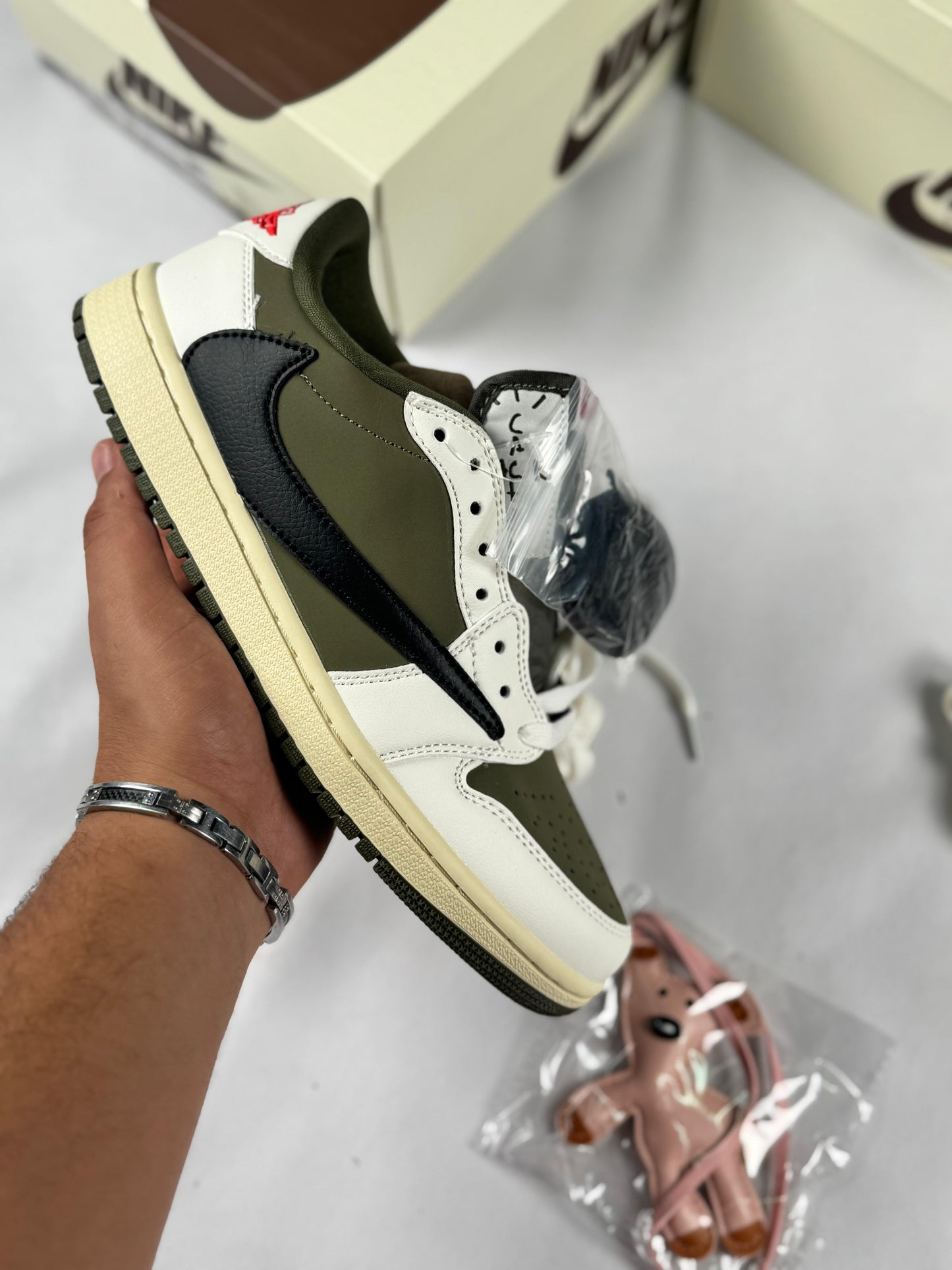 Air Jordan Low x Travis Scott blancas y verdes logo negro