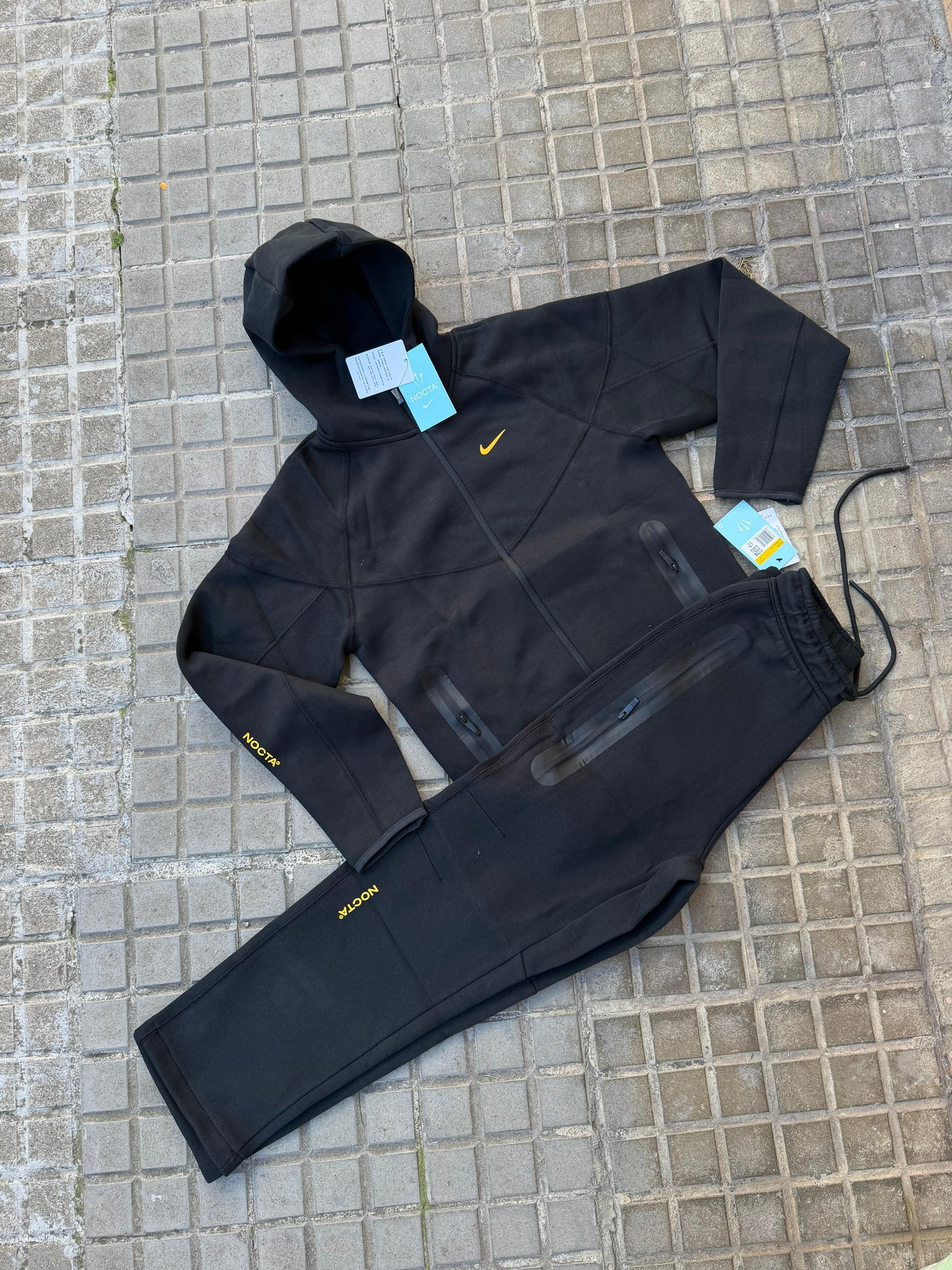Nike tech negro logo amarillo x NOCTA