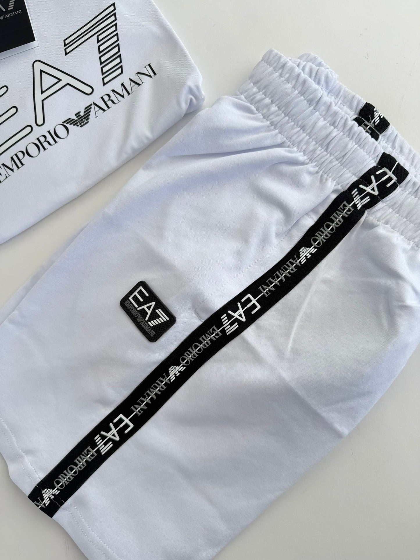 Conjunto corto armani blanco contorno negro