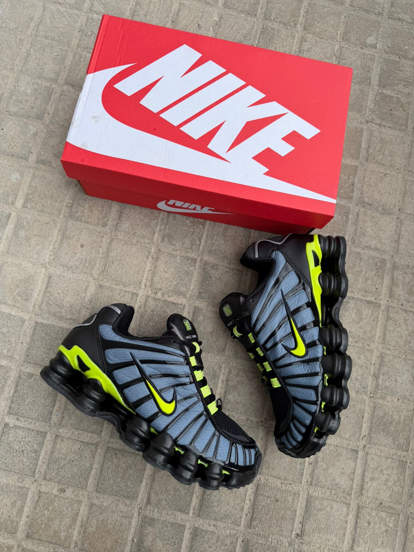 Shox grises logo fluor contorno negro