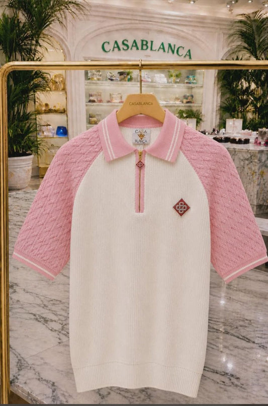 Camiseta Casablanca blanco y rosa logo rojo y blanco contorno dorado