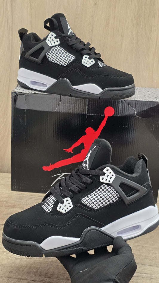 Jordan 4 negra suela blanca