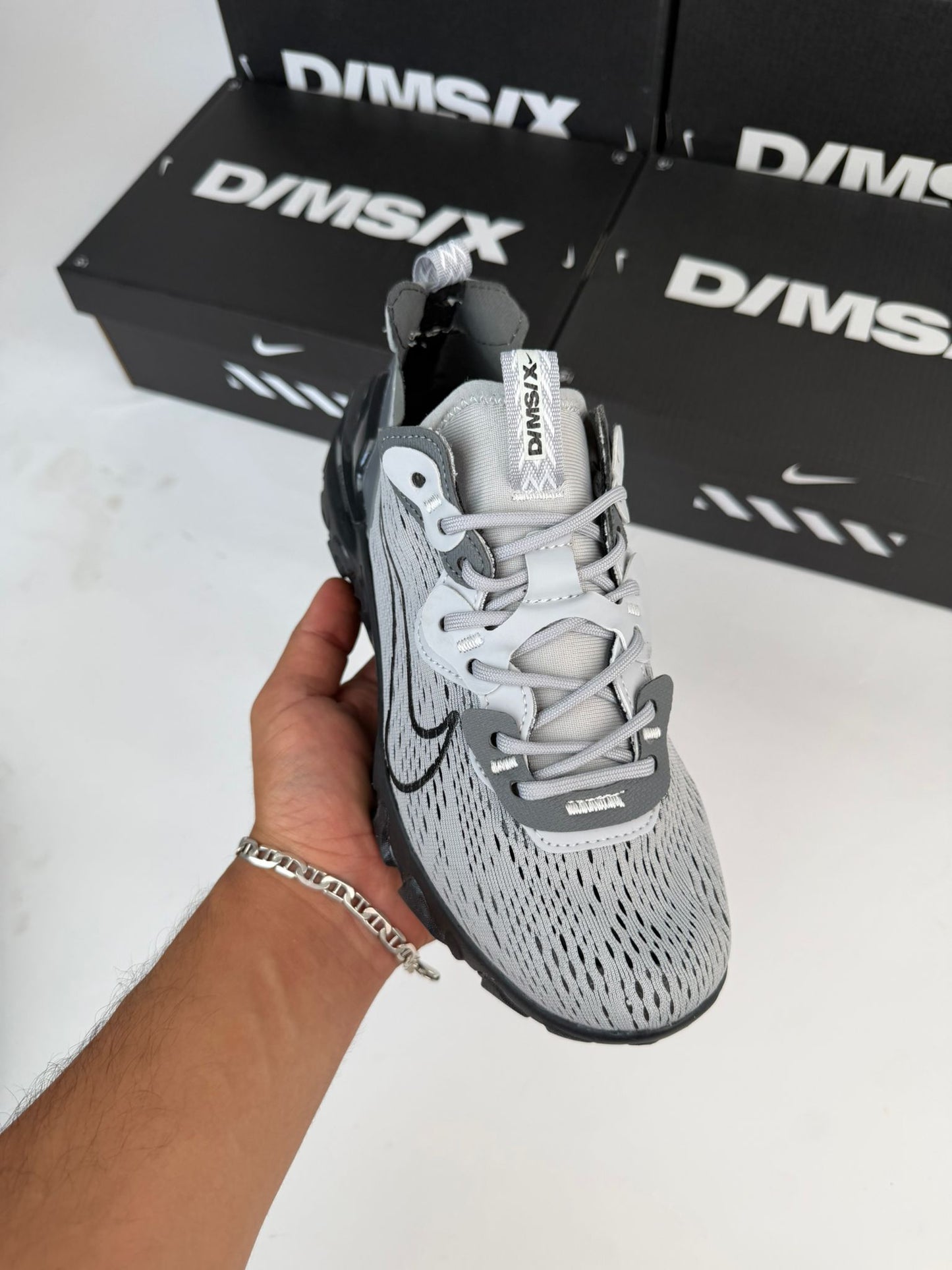 Nike react vision grises logo negro