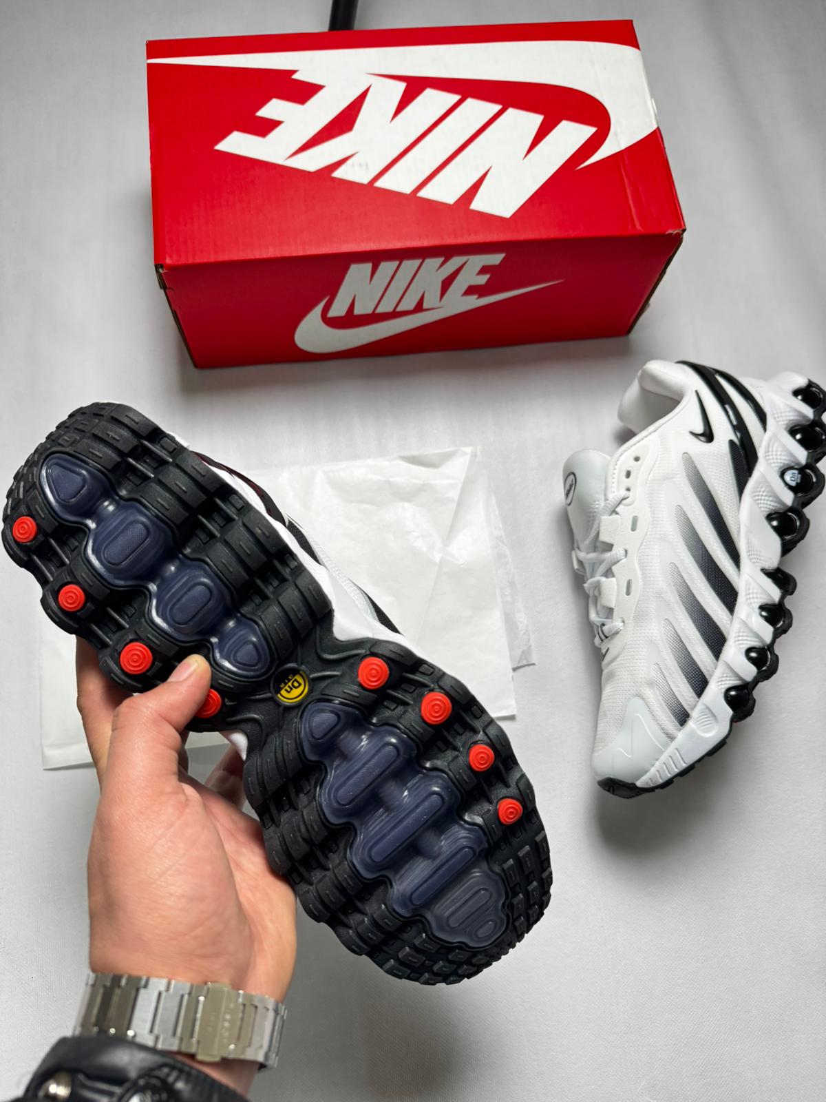 Nike TN DN blancas logo negro detalles negros