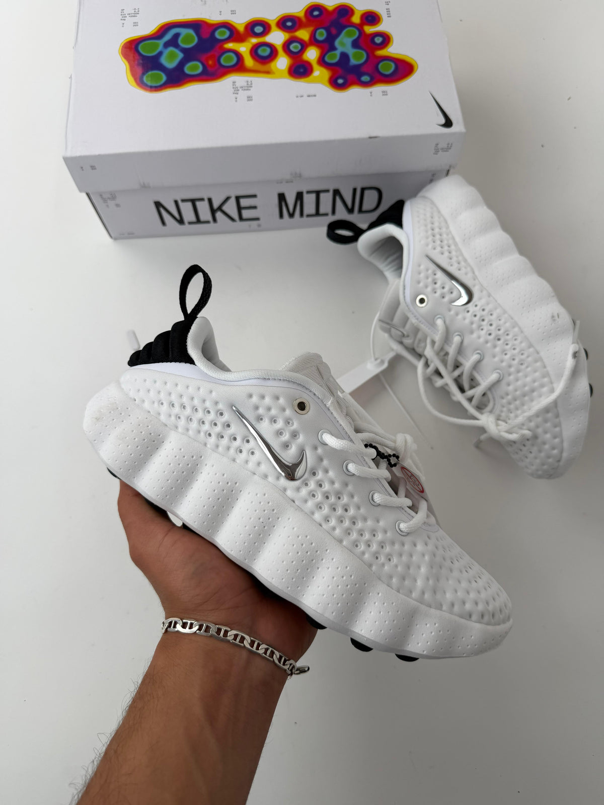 Zapatillas Nike mind blancas detalles negros logo plateado
