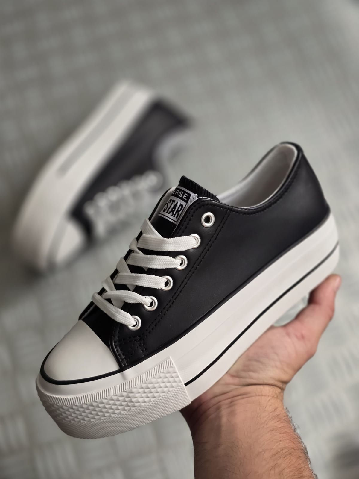 Converse negra costura negra polipiel