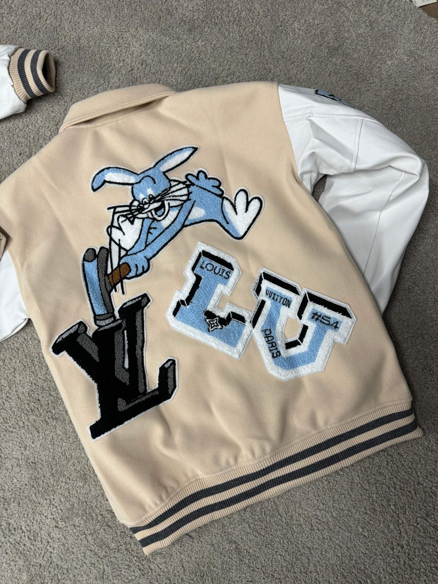 CHAQUETA LV CREMA Y BLANCA LOGO AZUL