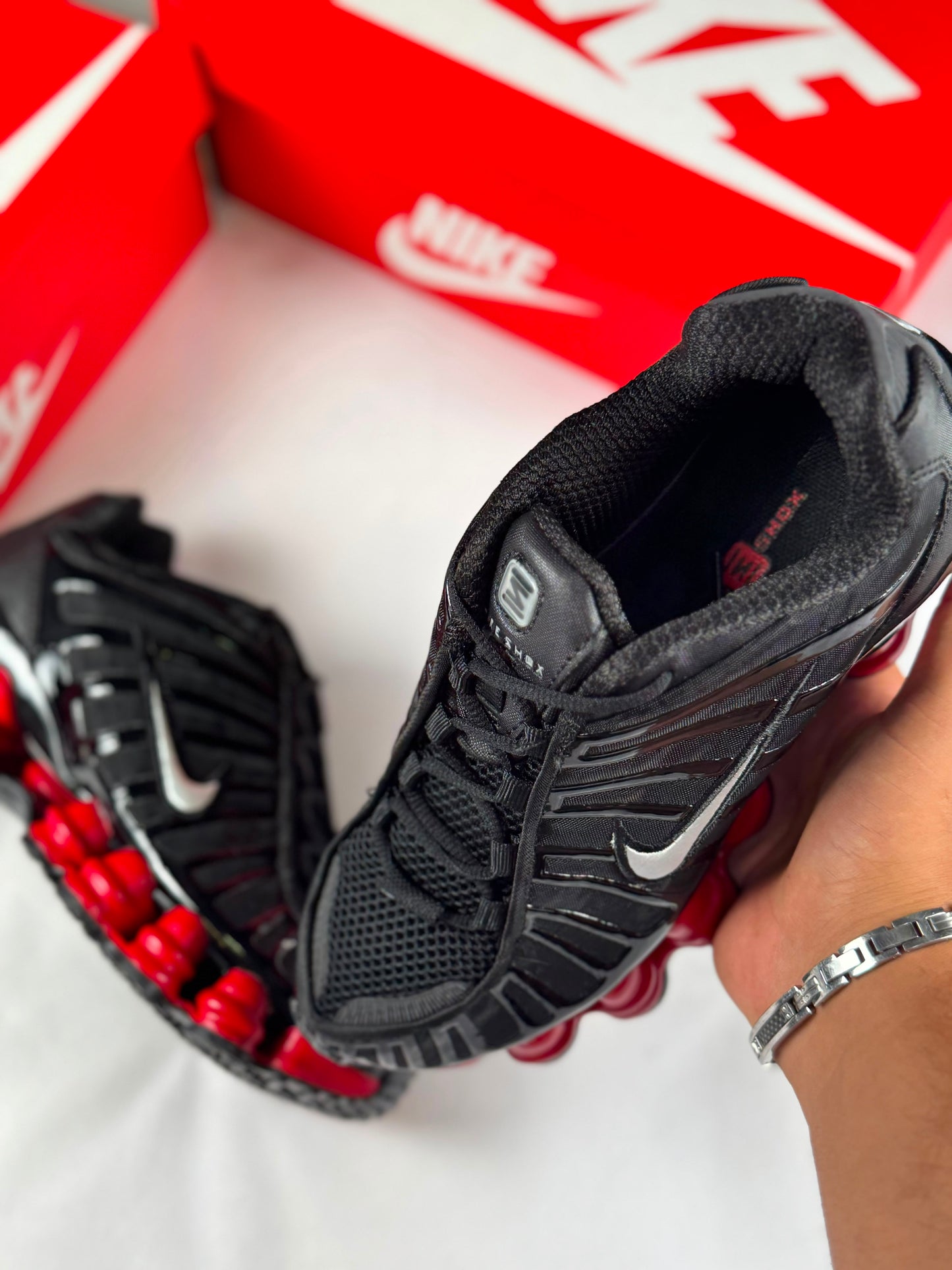 Shox negras logo blanco detalles rojos