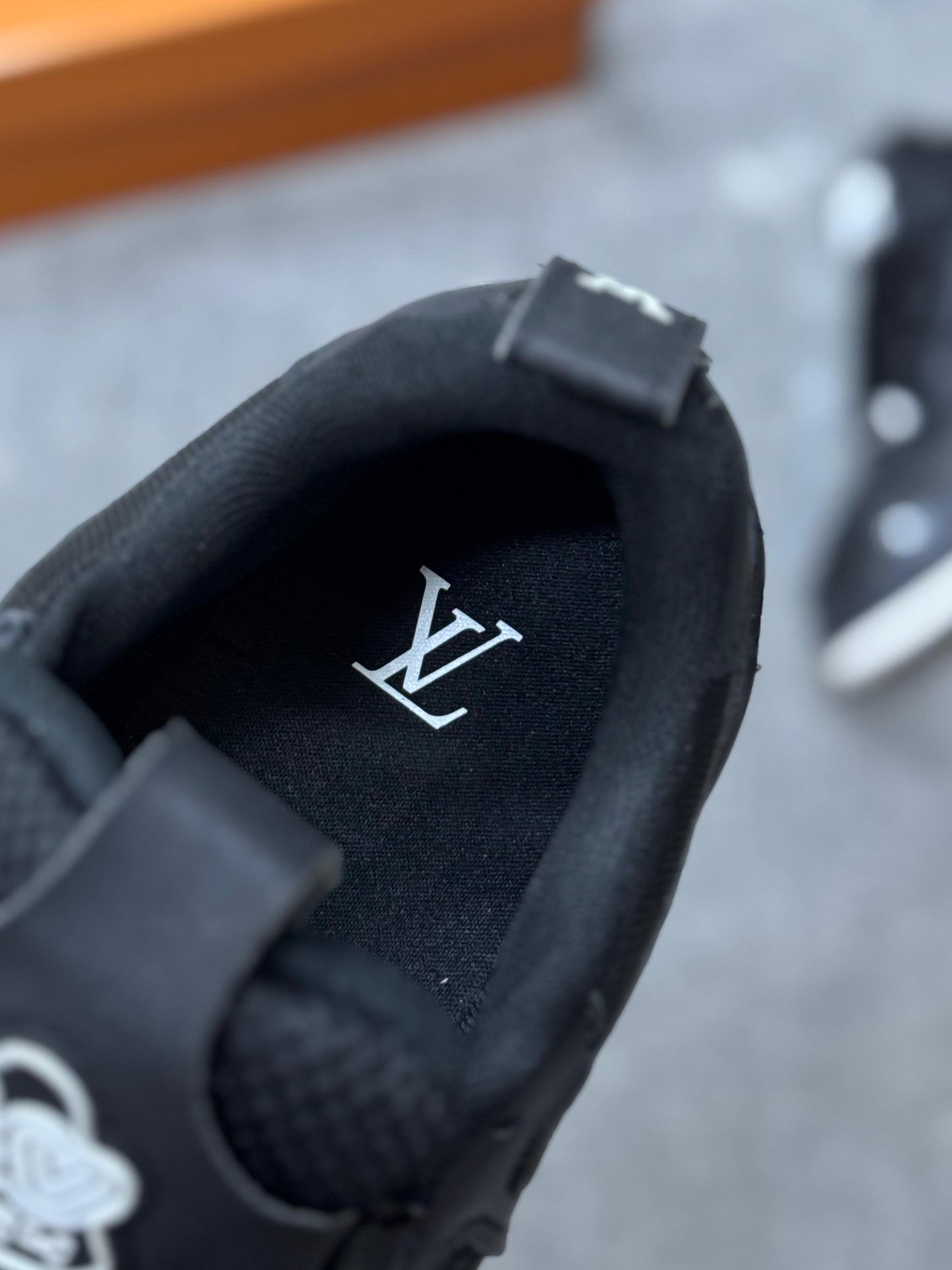 LV skate negras logo blanco