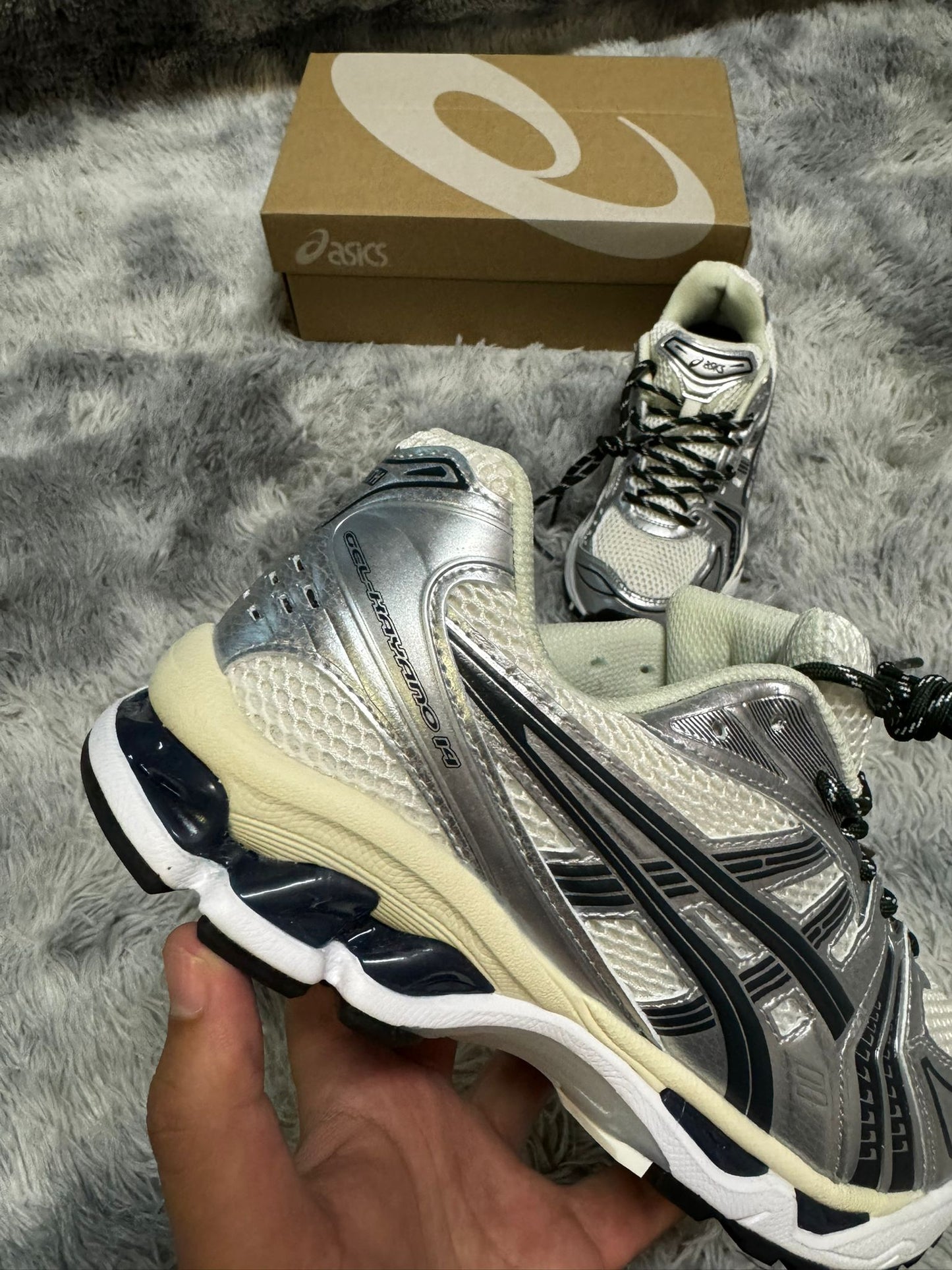 Asics grises logo plateado y negro