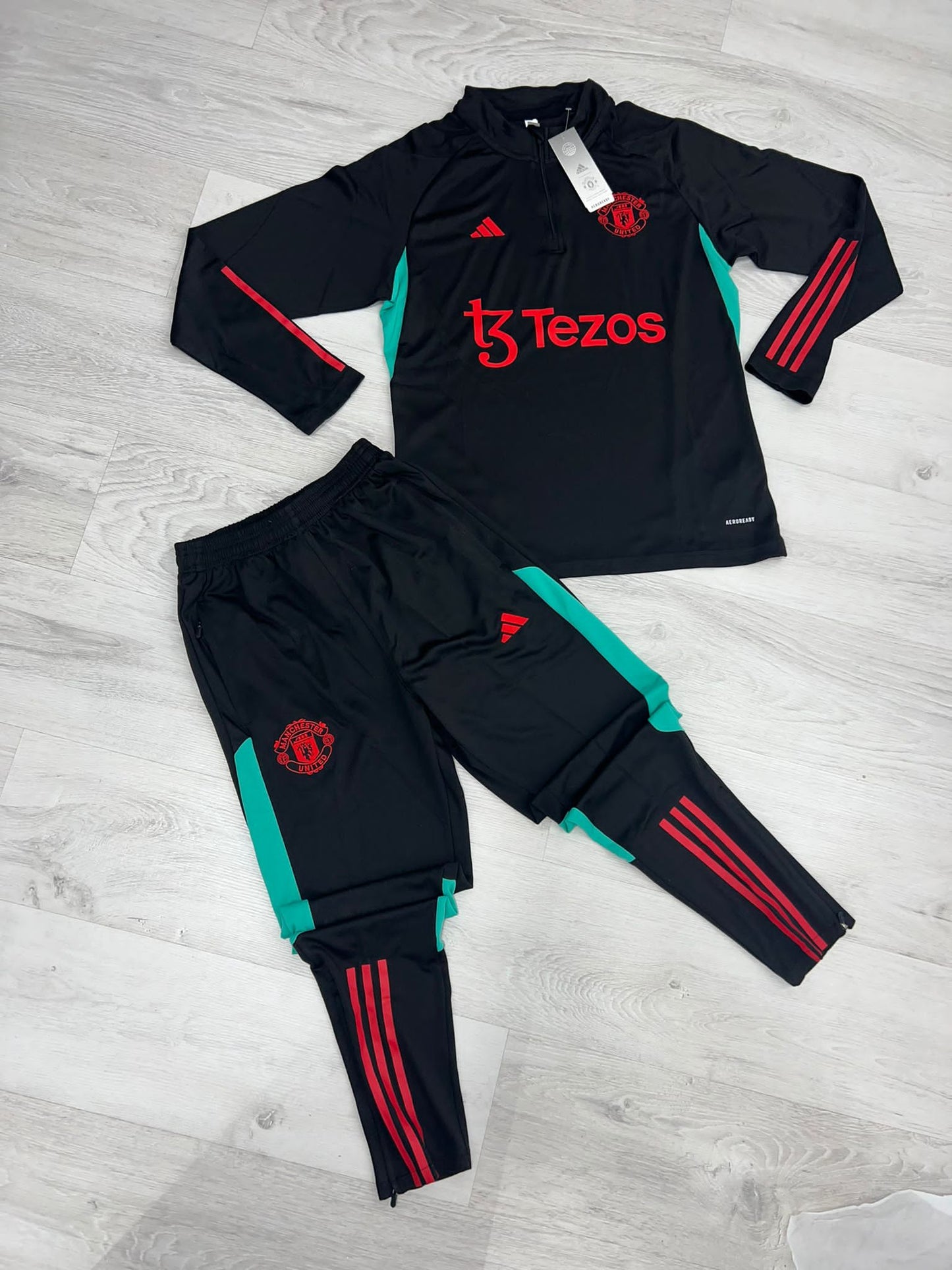 Chandal Manchester United negro detalles rojos y verde