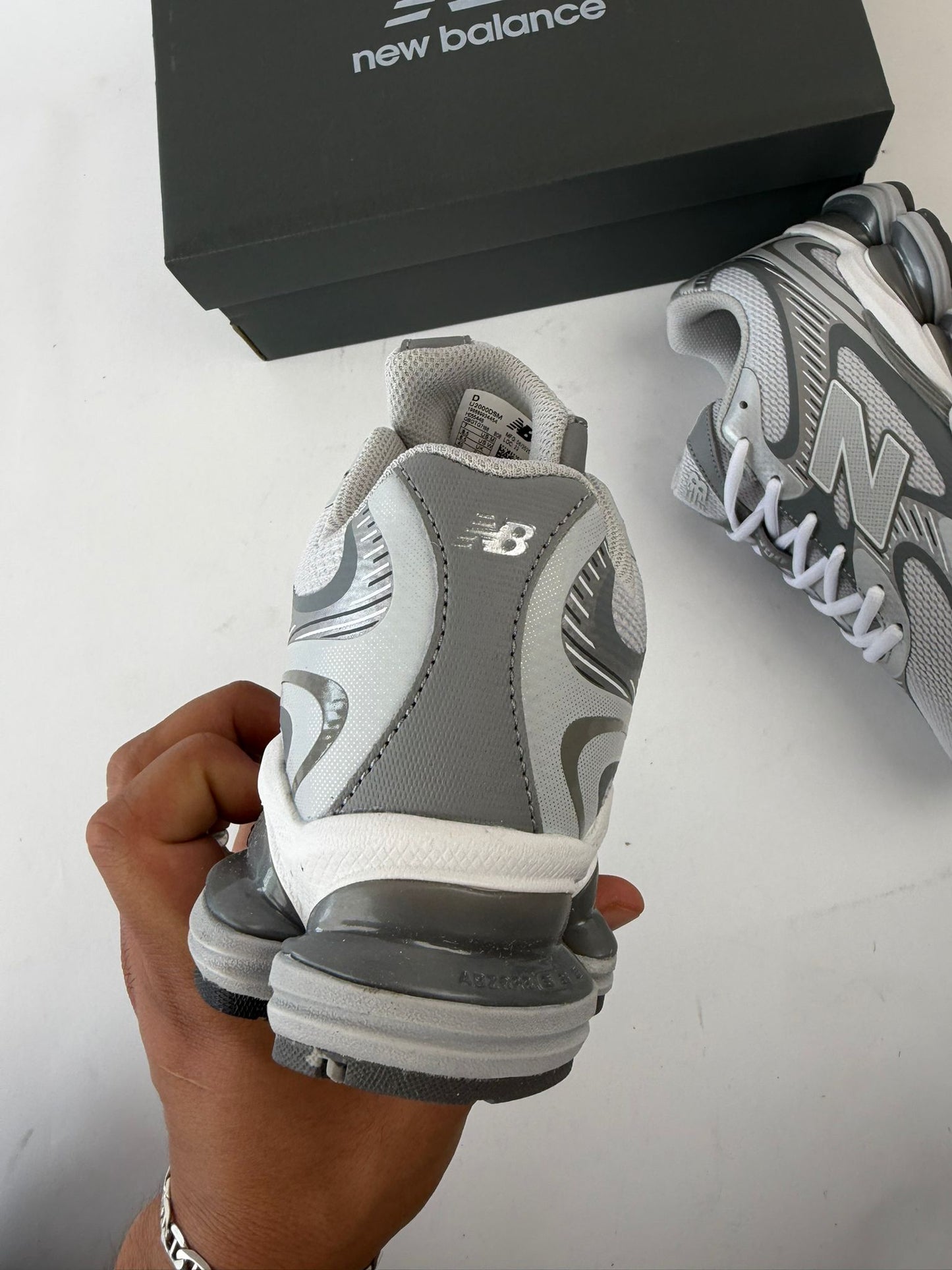 New Balance 2000 grises detalles blancos