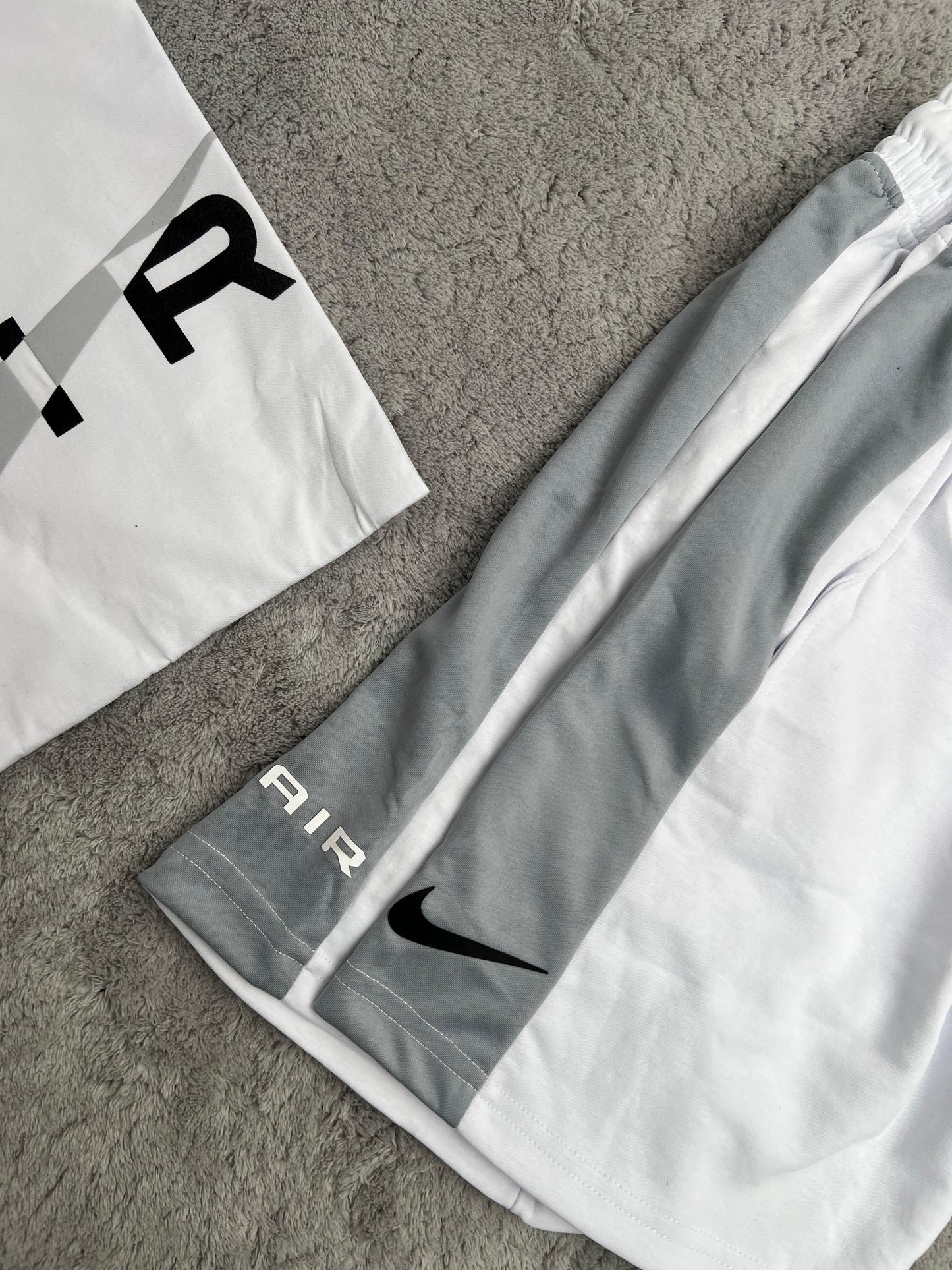 Conjunto corto nike blanco logo gris detalles negros