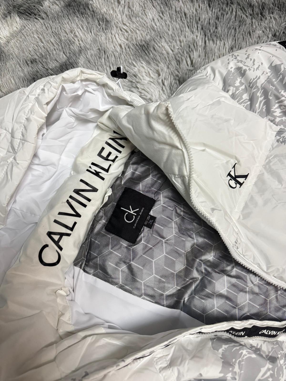 Chaqueta calvin klein blanca logo negro