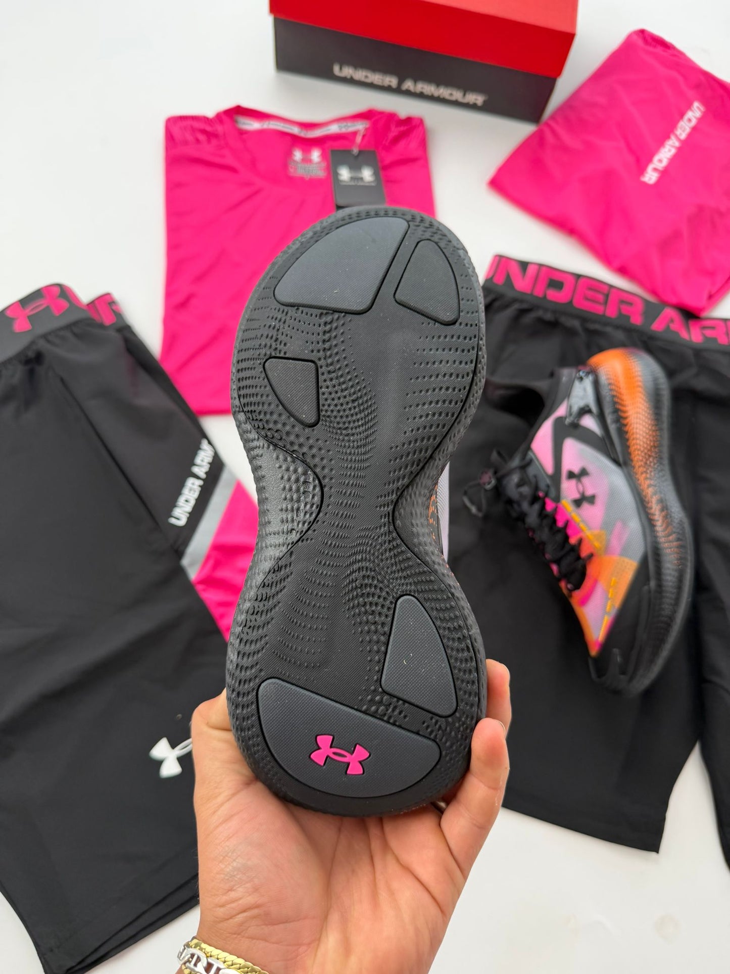 Under Armour Negras detalles naranjas y rosas