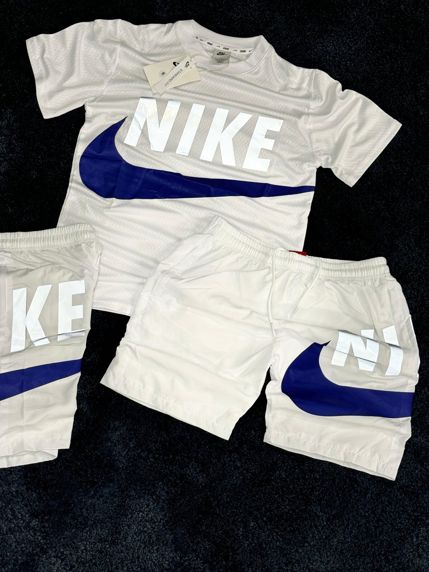 Conjunto nike logo blanco y azul reflectante