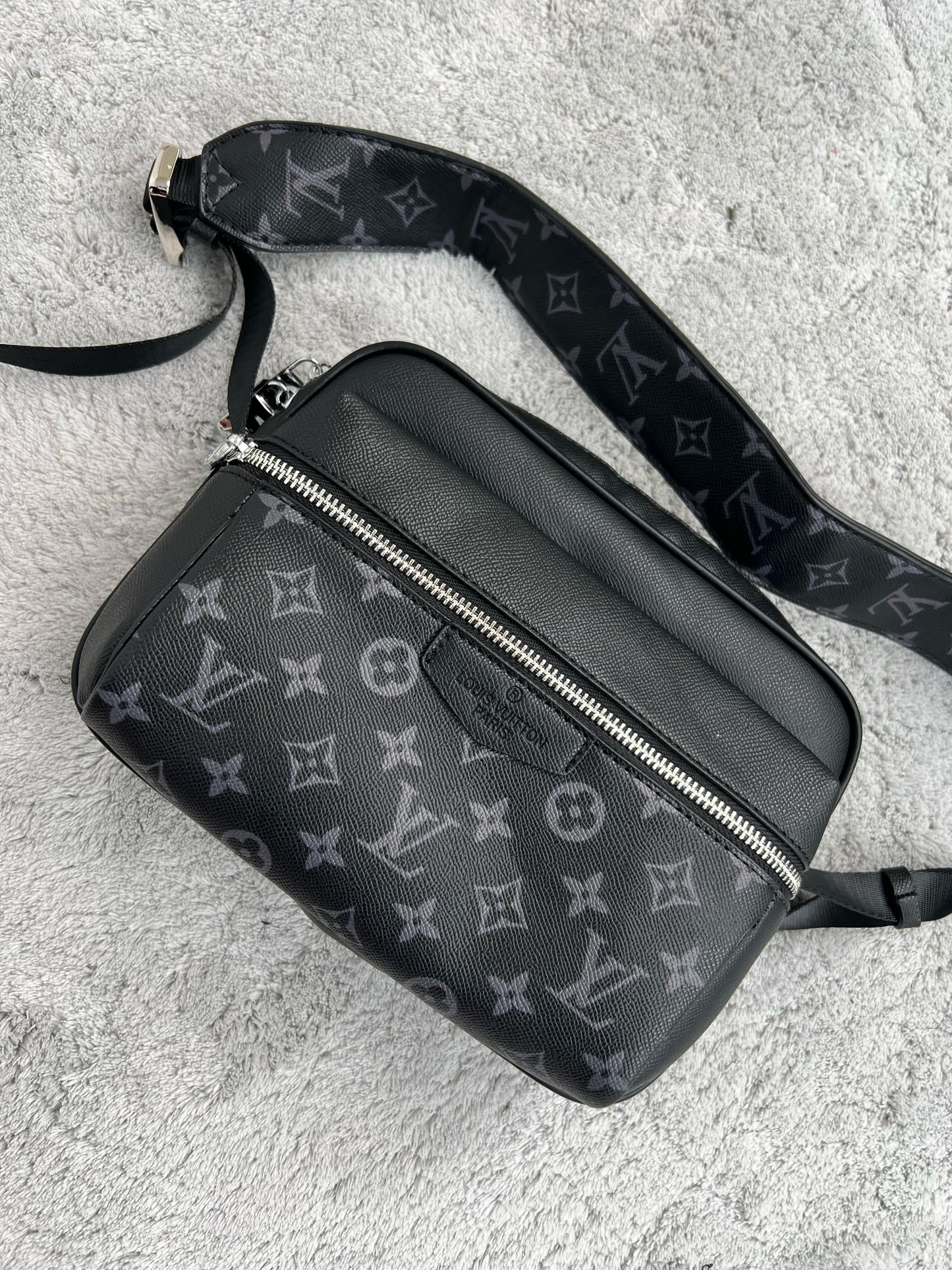 BANDOLERA LV negra logos grises