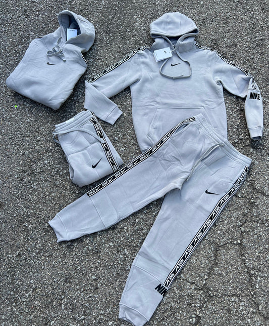 Chandal nike gris logo negro lineas laterales