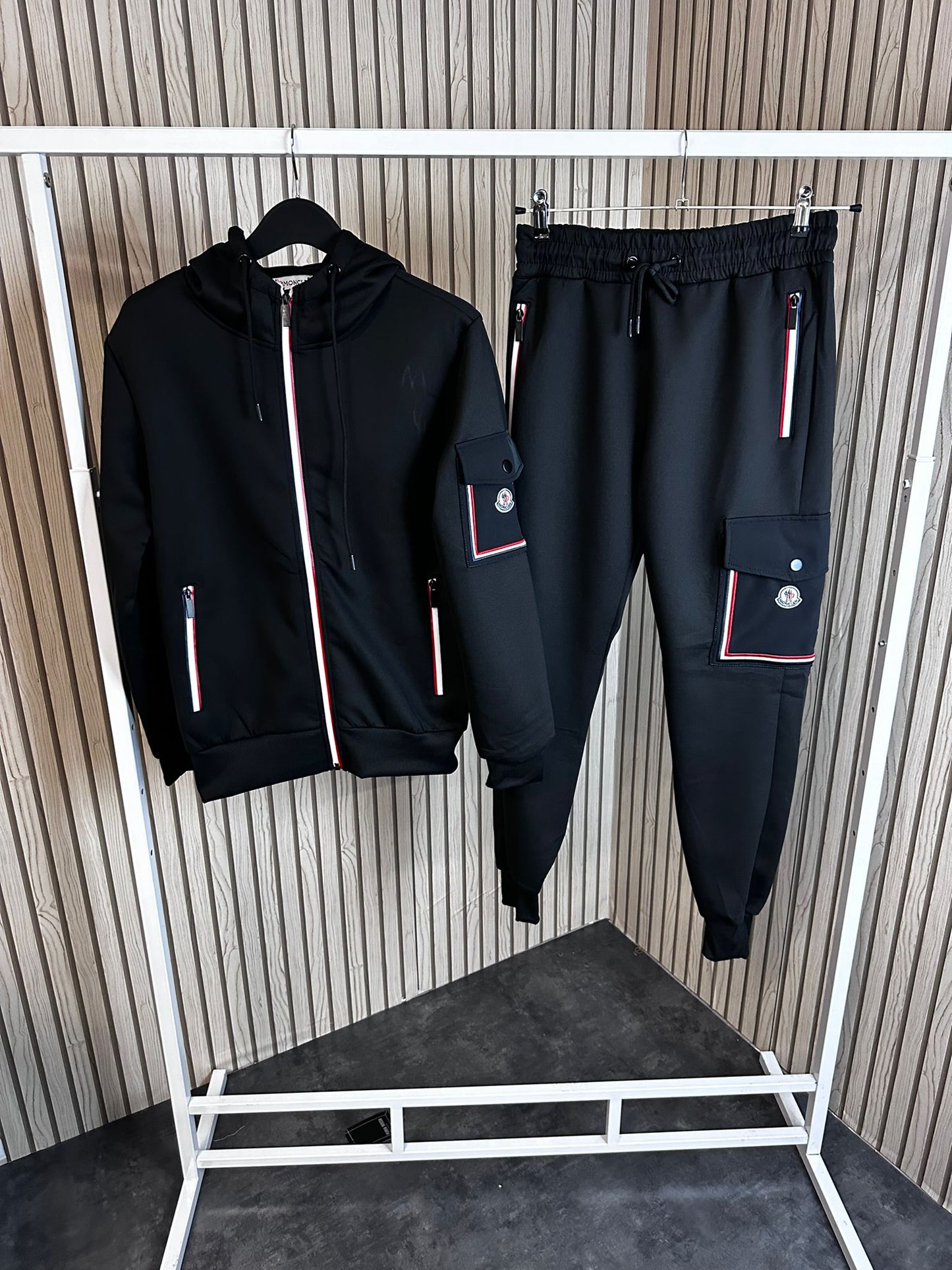 Chándal moncler negro con detalles negros y rojos