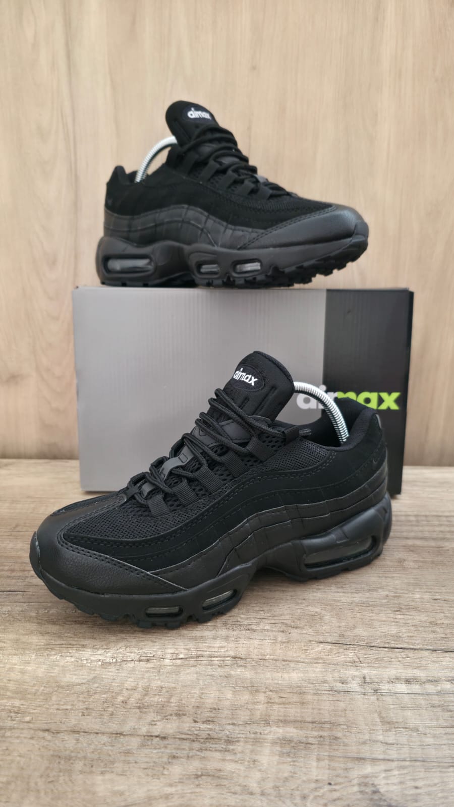 Air max 95 negra logo blanco