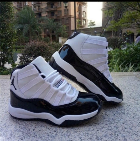 Jordan 11 blancas y negras  logo negro