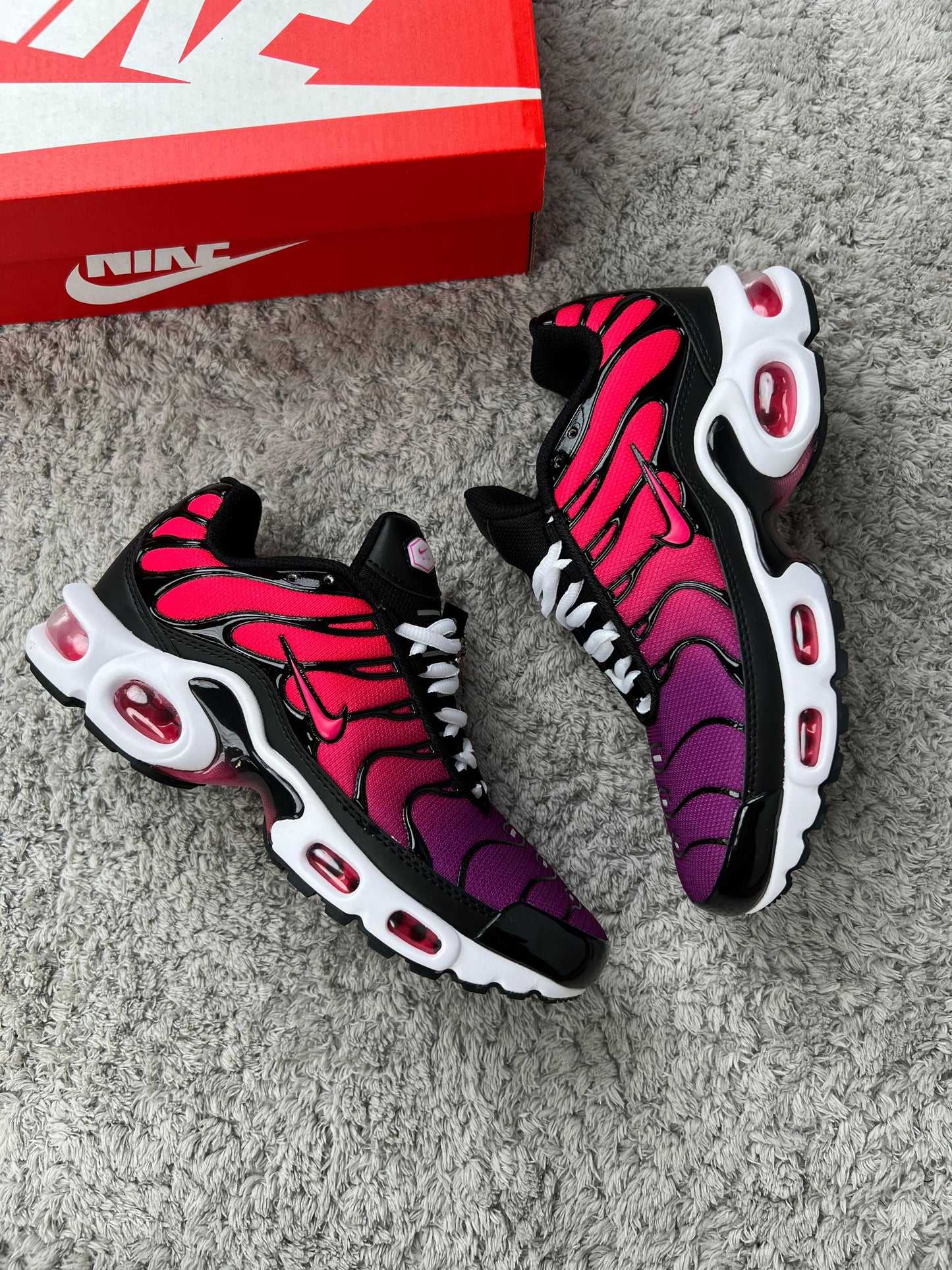 NIKE TN rosas detalles morados logo rosa contorno negro