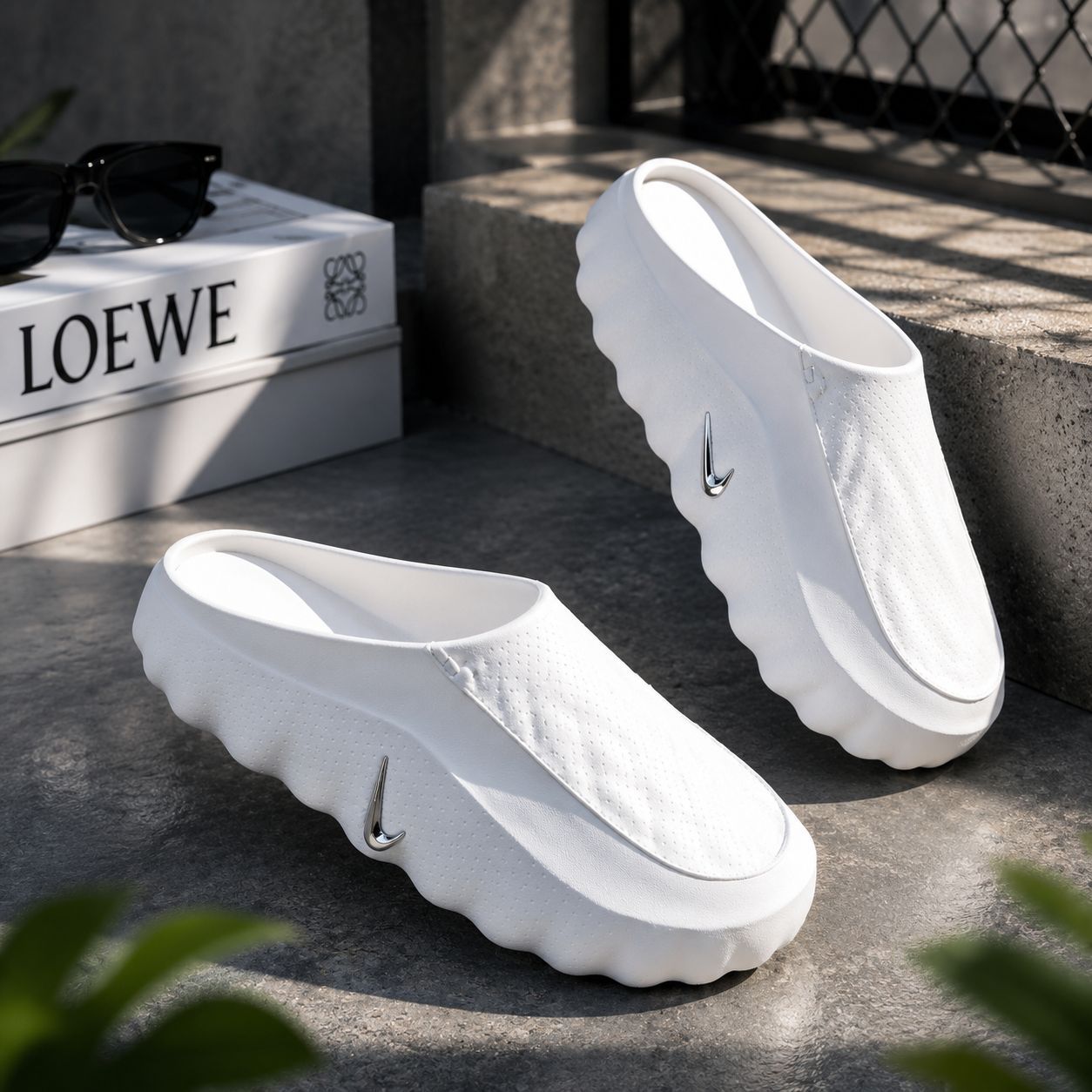 NIKE CALM MULE BLANCAS LOGO PLATEADO