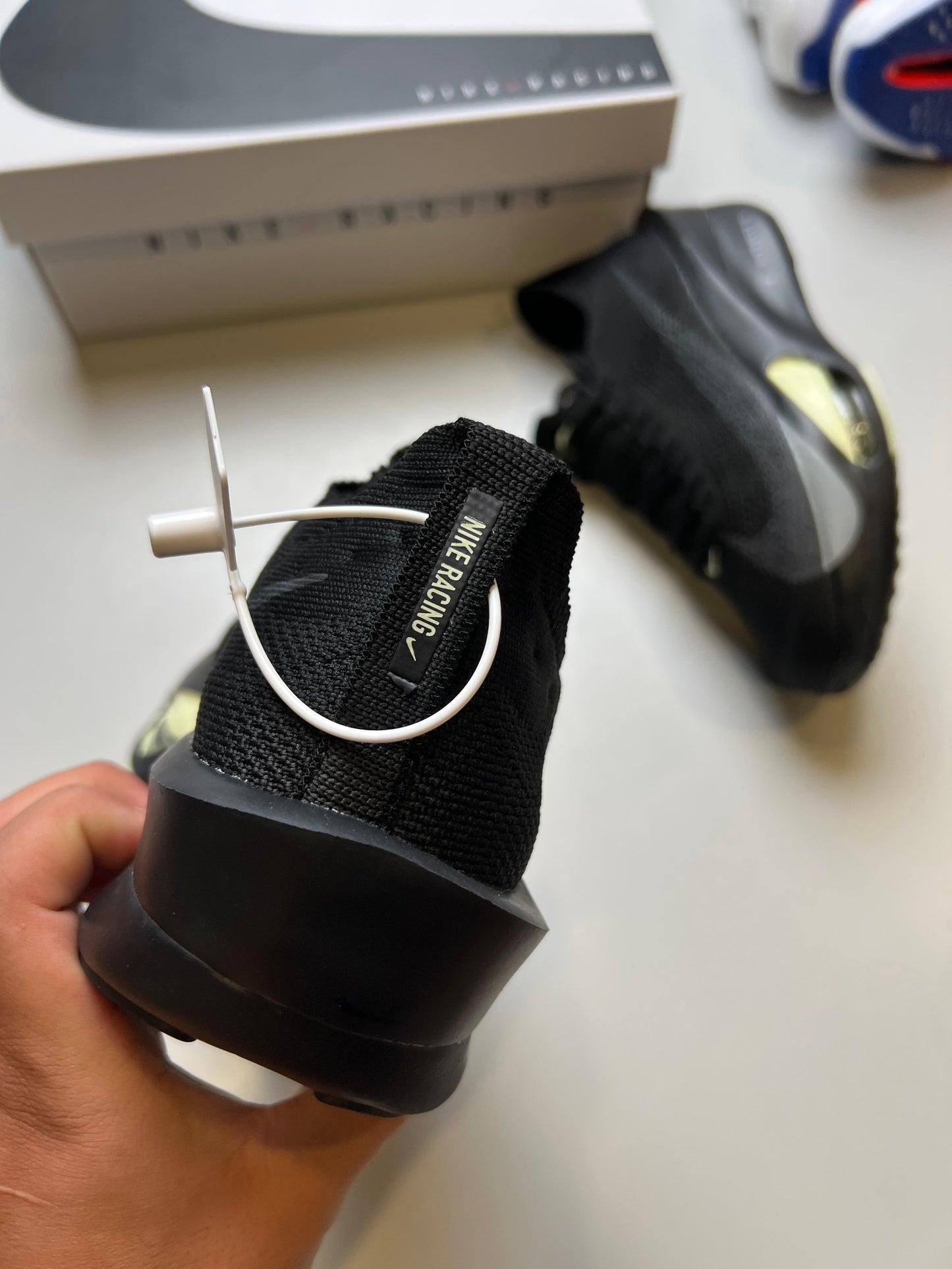 NIKE AIR ZOOM ALPHAFLY NEXT % negro gris detalles blancos