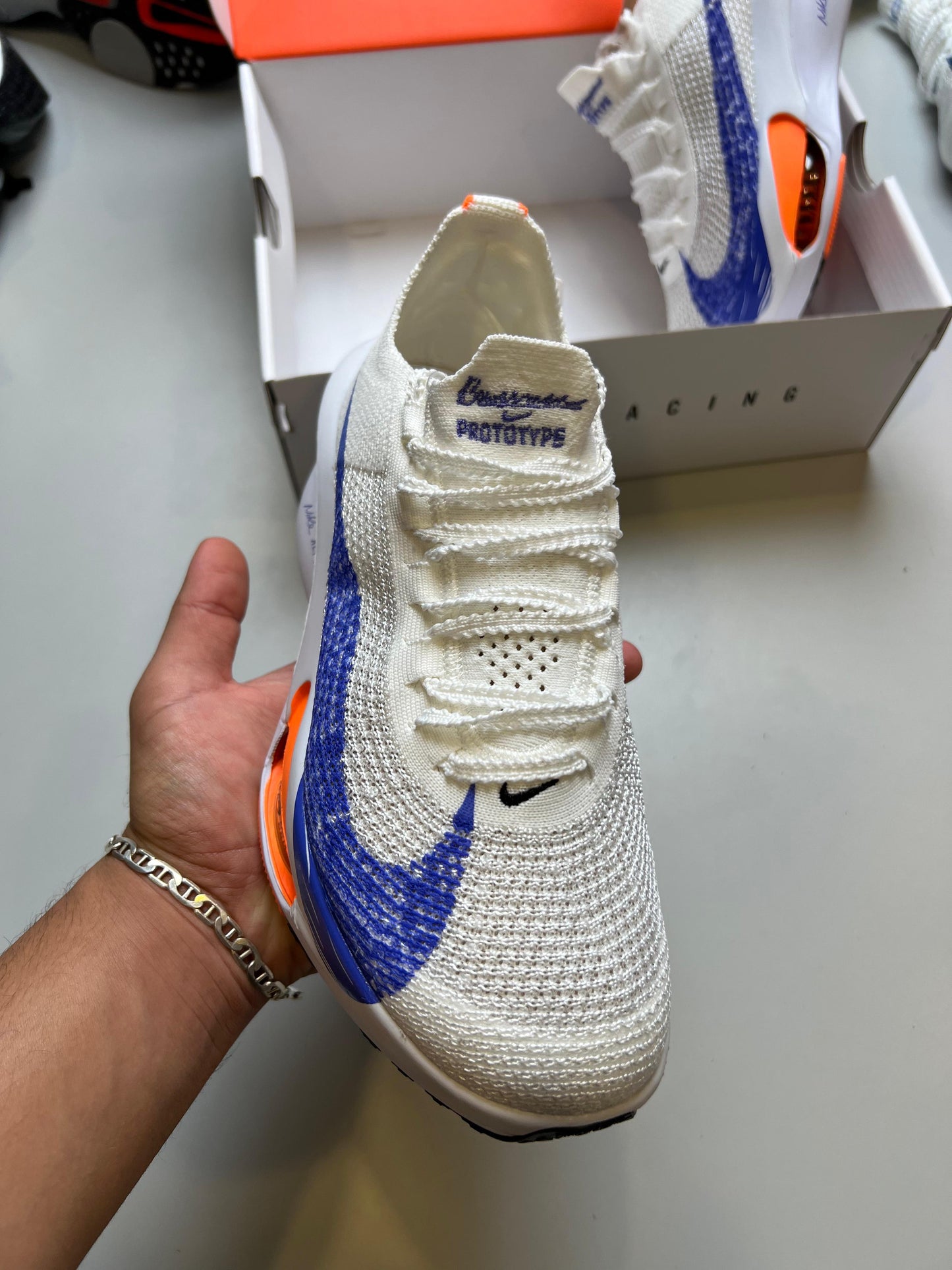 NIKE AIR ZOOM ALPHAFLY NEXT % blanco logo azul detalles naranja