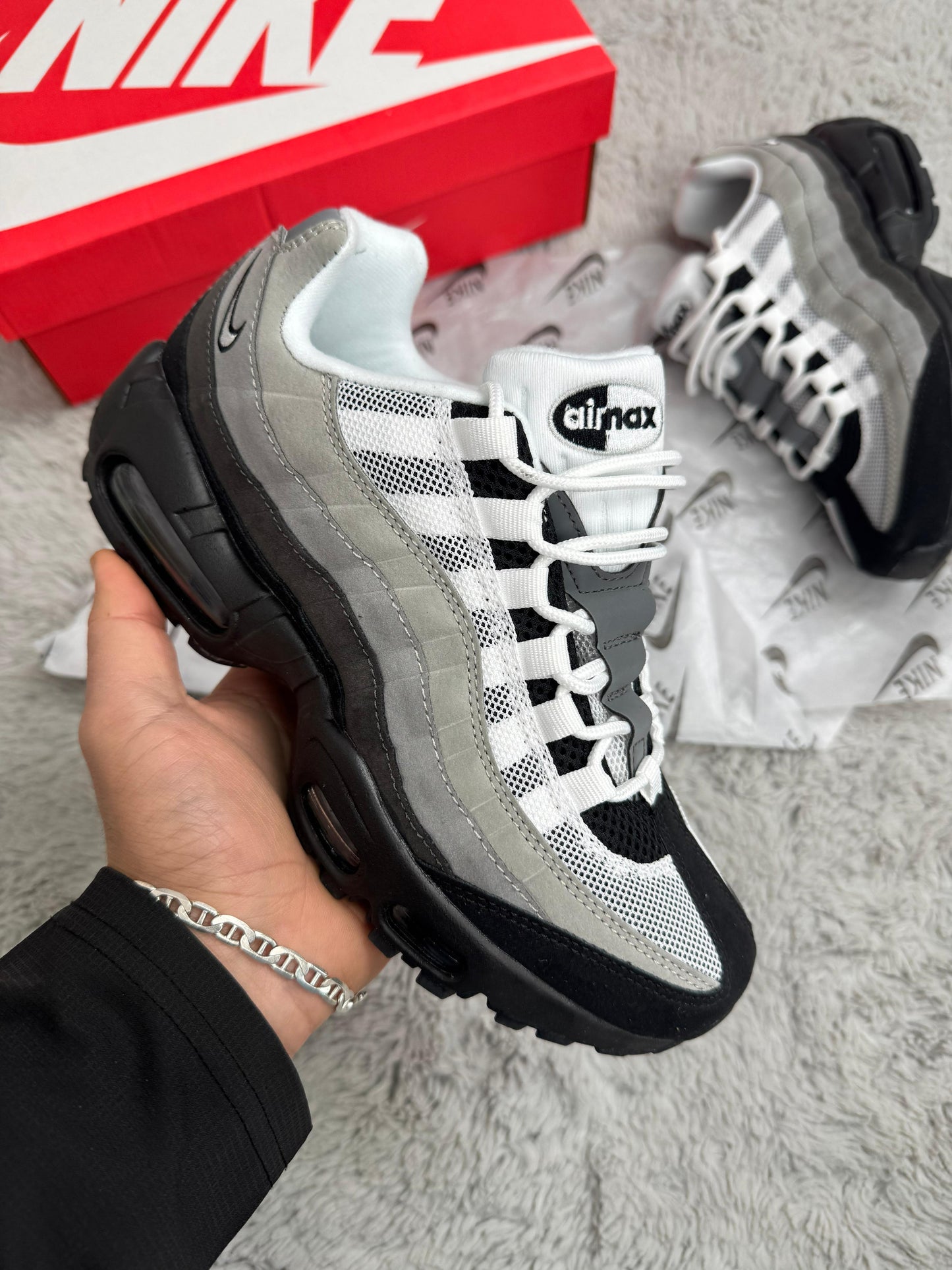 Air max 95 grises y blancas detalles negros