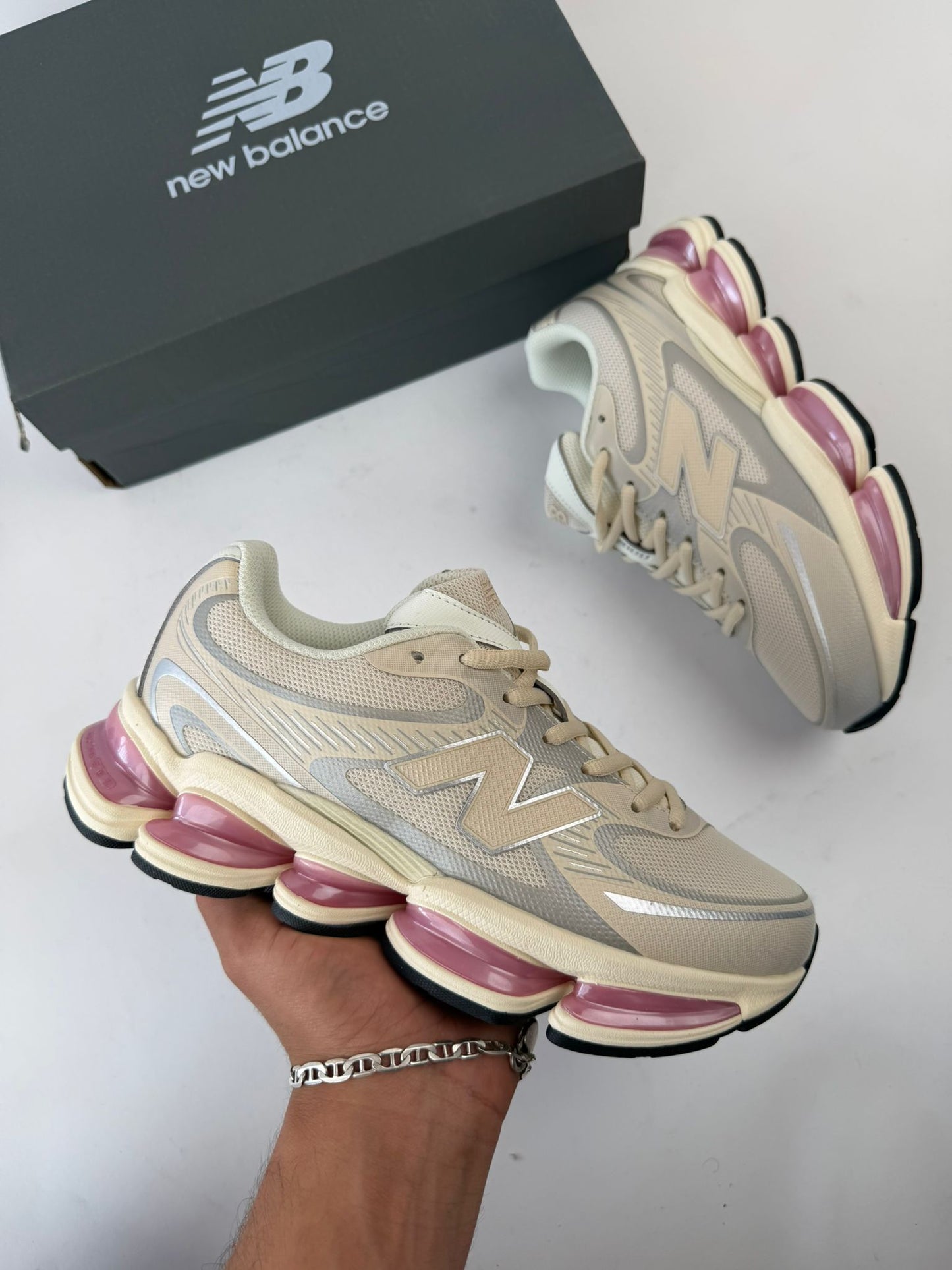 New Balance 2000 beige detalles grises y rosas