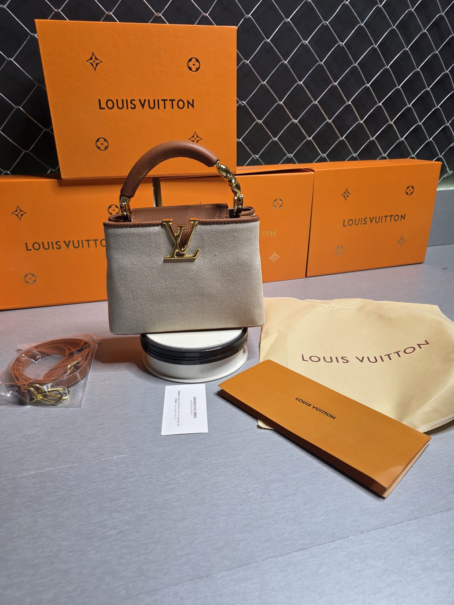 Bolso LV dorado brillos y marron