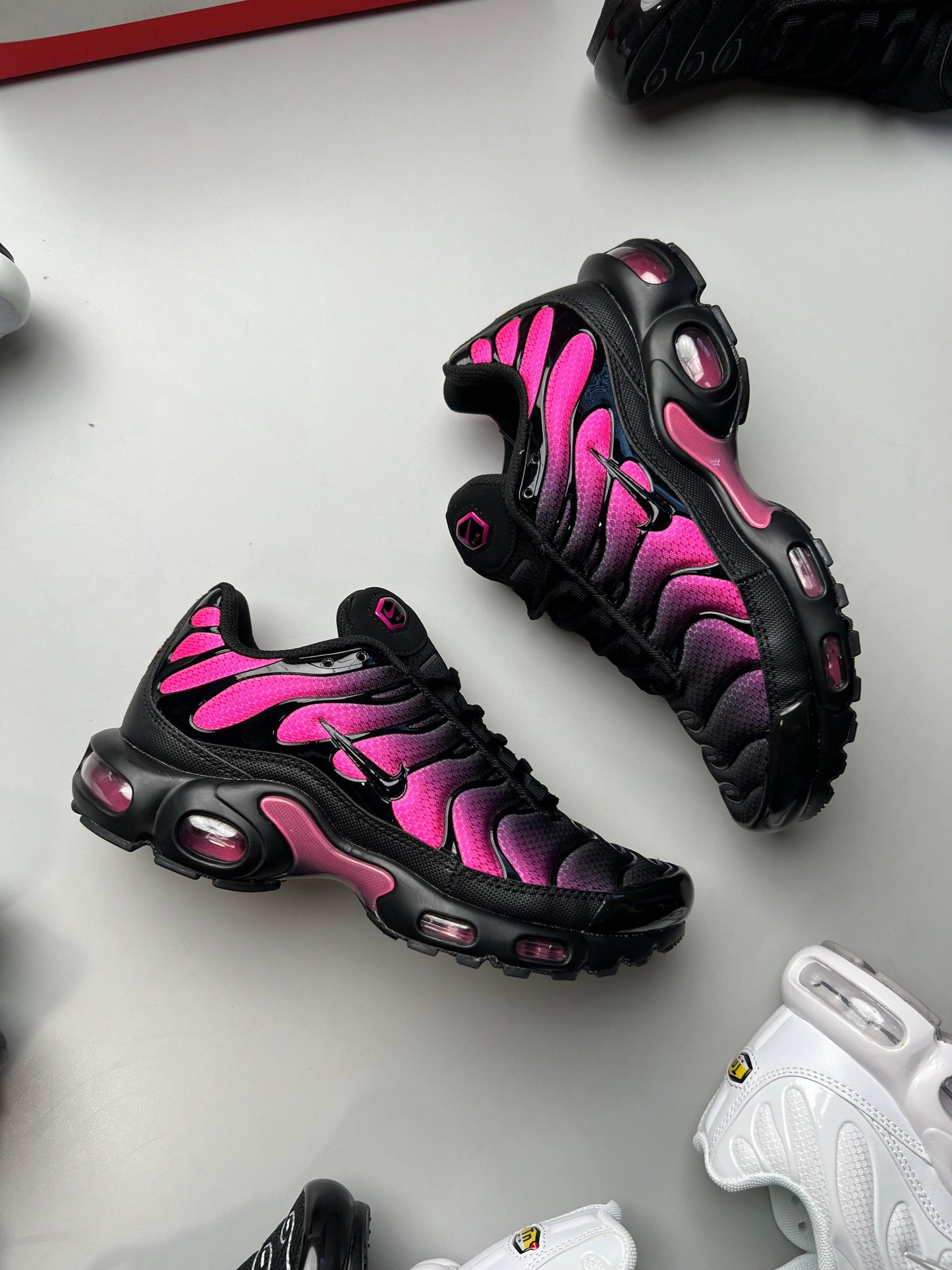 NIKE TN NEGRAS Y ROSAS LOGO NEGRO