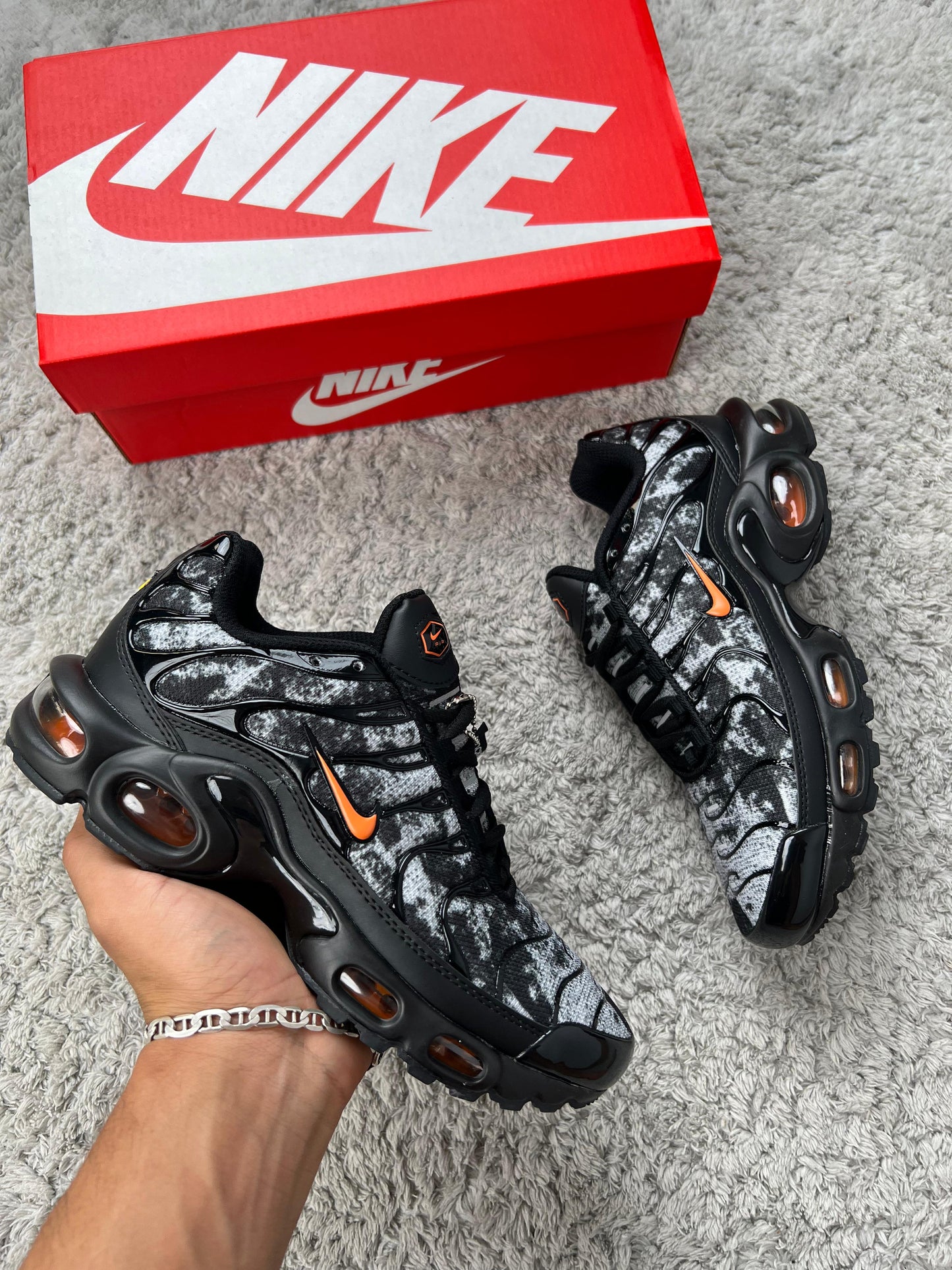 NIKE TN negras y grises detalles naranjas contorno negro