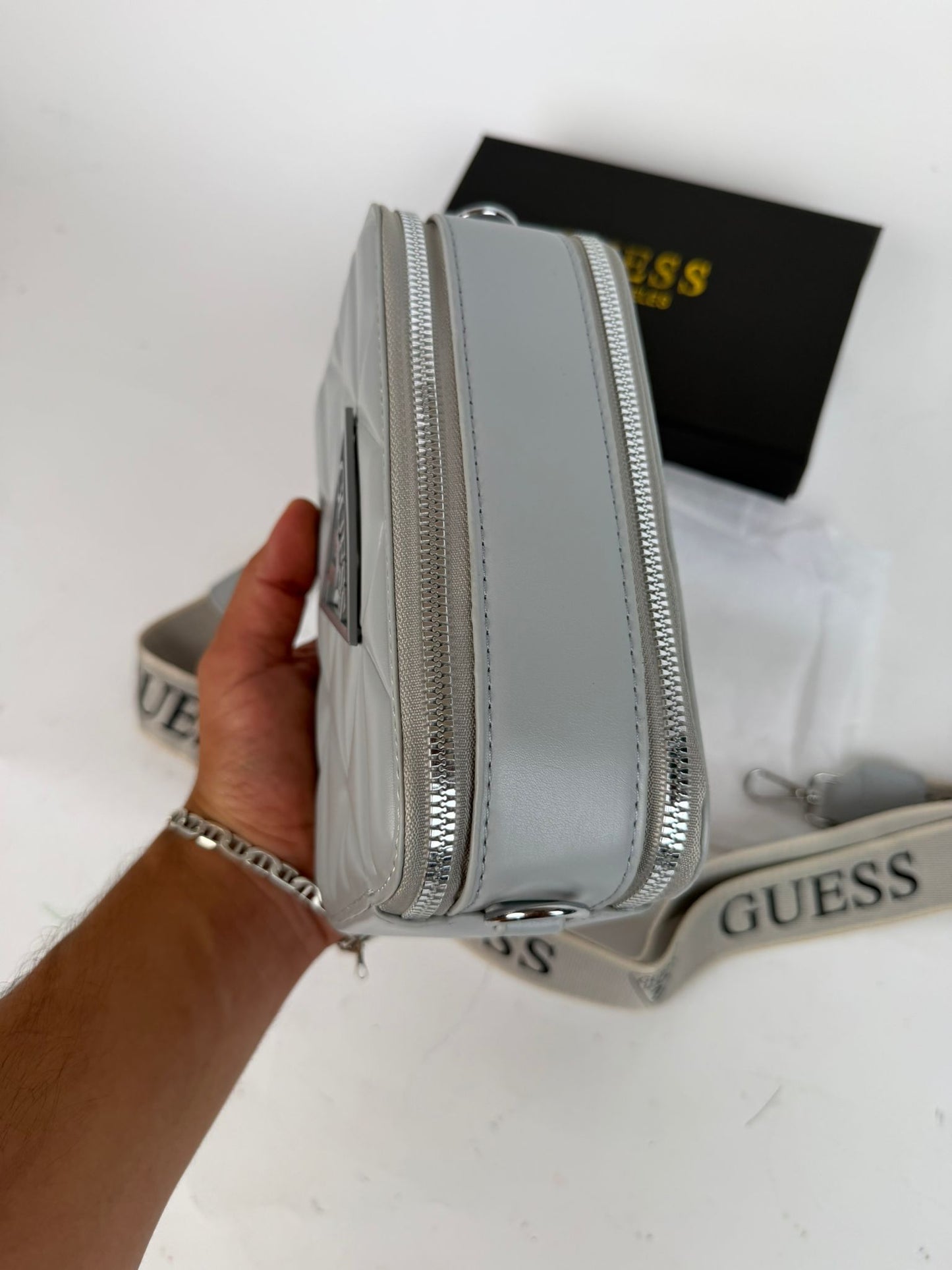 Bolso Guess gris logo negro